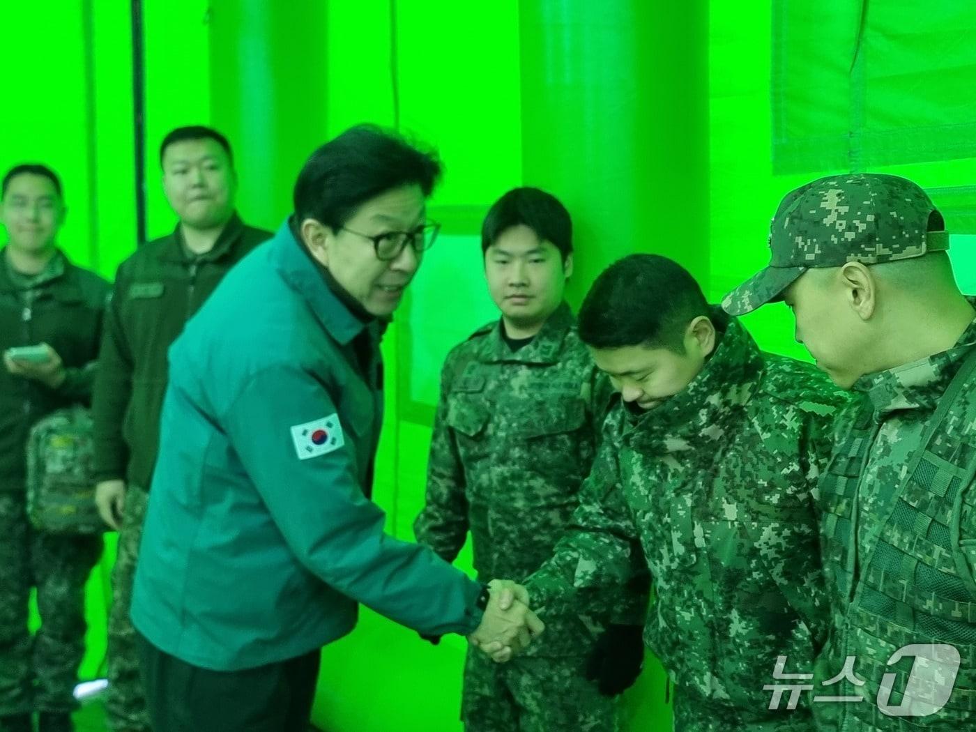 본문 이미지 - 22일 박형준 부산시장이 기장군 공장 화재로 시작된 산불 현장을 찾아 진화 상황을 직접 챙기고 현장 대원들을 격려했다. 2026.01.22/뉴스1 ⓒ News1 임순택 기자