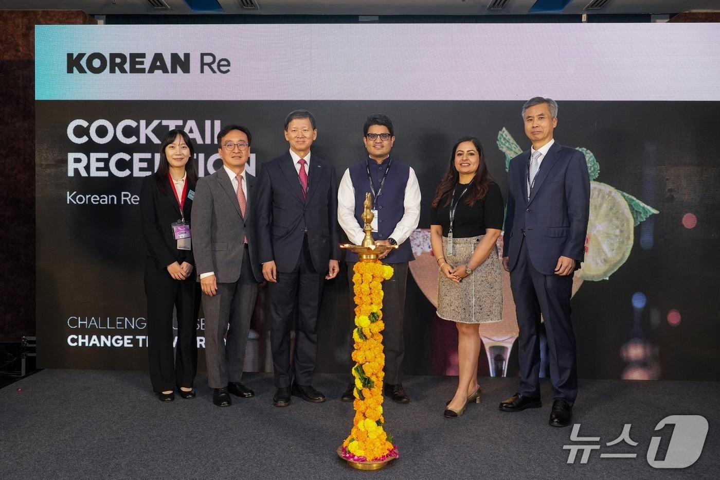 본문 이미지 - (왼쪽부터) 코리안리 신입사원, 한지한 코리안리 인도지점장, 원종규 코리안리 사장, 샤일렌드라 사프라 에이온 인도 재보험솔루션 부문 CEO, 님피아 바트라 가이카펜터 인도 CEO, 유동완 주뭄바이 총영사가 지난 20일 인도 뭄바이 JW 메리어트호텔에서 열린 ‘코리안리 인도 지점 개점식’에서 기념촬영을 하고 있다./사진제공=코리안리