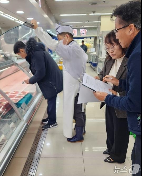 본문 이미지 - 농협중앙회 대구검사국 직원이 하나로마트 식품매장을 점검하고 있다.(대구농협 제공, 재판매 및 DB 금지)