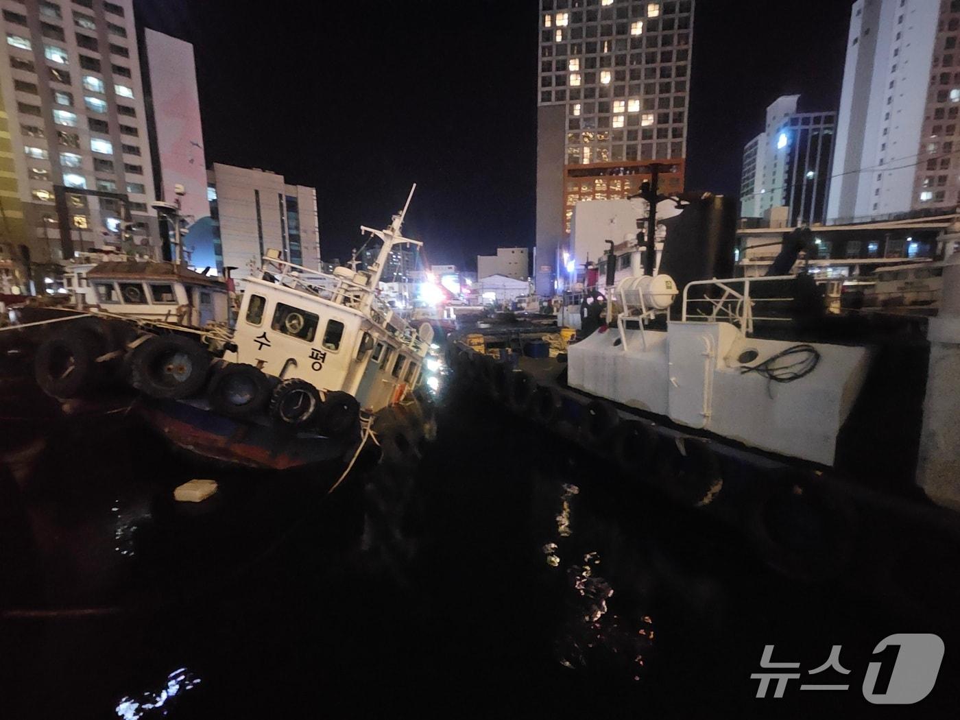 본문 이미지 - 21일 부산 영도구 대교동 물양장 침수 선박.(부산 해경 제공. 재판매 및 DB 금지)