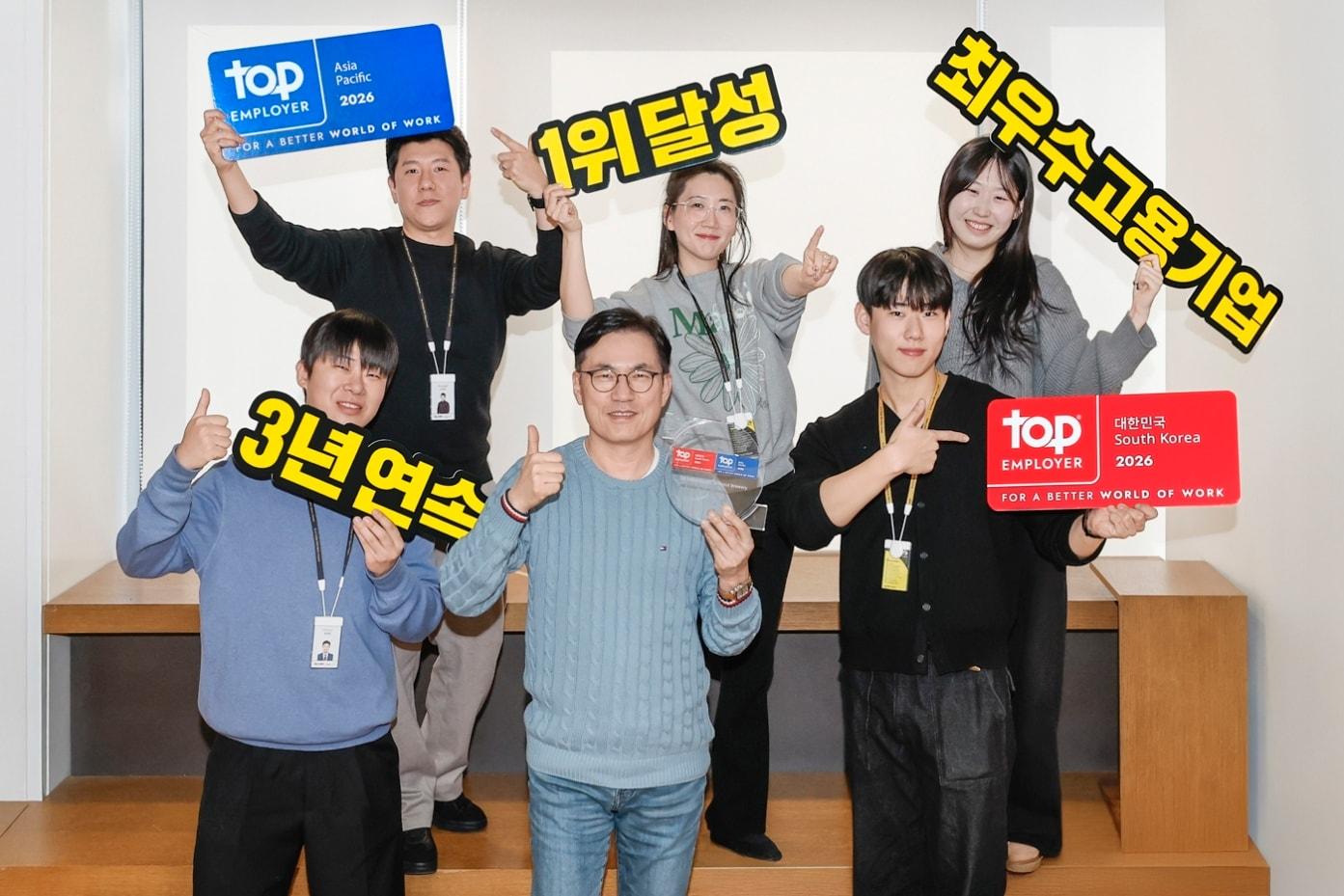 본문 이미지 - 김종주 오비맥주 인사 부문장(가운데)이 ‘최고 고용주 협회’가 수여하는 '2026 최우수 고용기업' 상을 받고 직원들과 함께 기념사진을 찍고 있다. (오비맥주 제공)