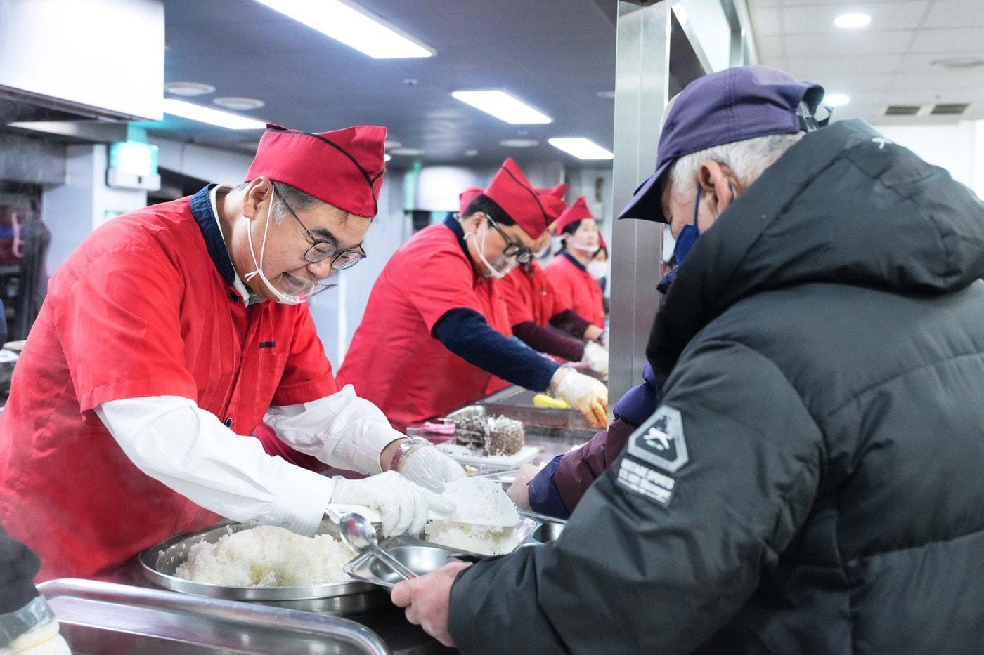 본문 이미지 - 21일 안나의 집에서 봉사활동 중인 콘야마 마나부 한국토요타자동차 대표이사 사장. (한국토요타자동차 제공)