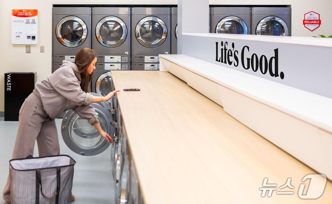 본문 이미지 - LG전자가 미국 테네시 주립대학교 기숙사에 상업용 세탁 체험 공간 ‘LG 런드리 라운지’를 오픈했다. 대학생들이 차별화된 핵심 부품 '인버터 DD 모터'가 탑재된 LG전자의 상업용 세탁기를 이용하고 있다.(LG전자 제공)