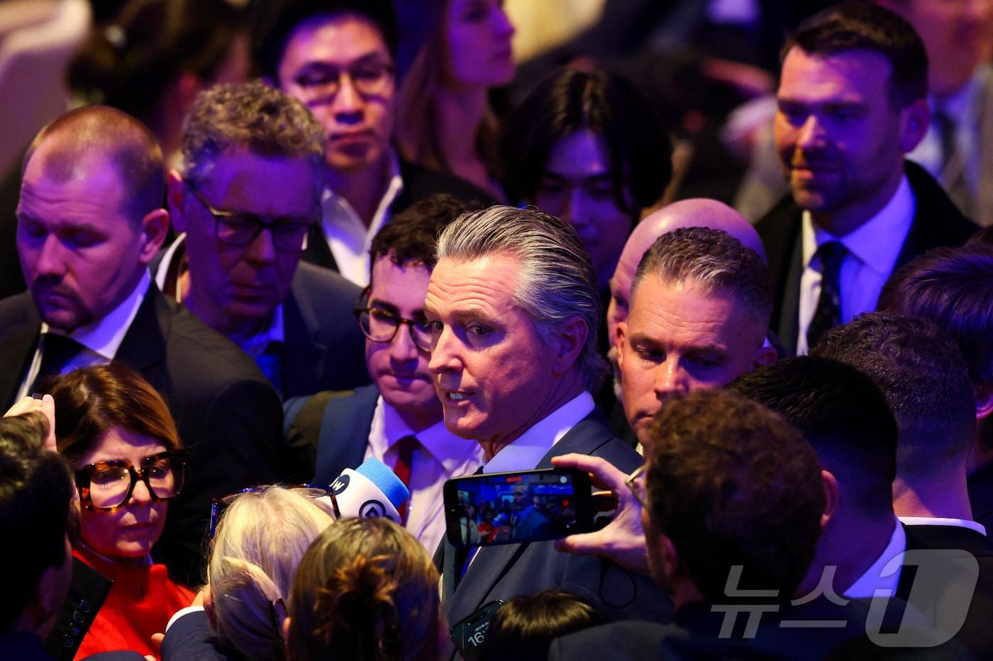 본문 이미지 - 개빈 뉴섬 미국 캘리포니아주지사가 21일(현지시간) 스위스 다보스에서 열린 세계경제포럼(WEF)에서 언론과 만나 질의응답 하고 있다. 2026.1.21 ⓒ 로이터=뉴스1 ⓒ News1 김경민 기자