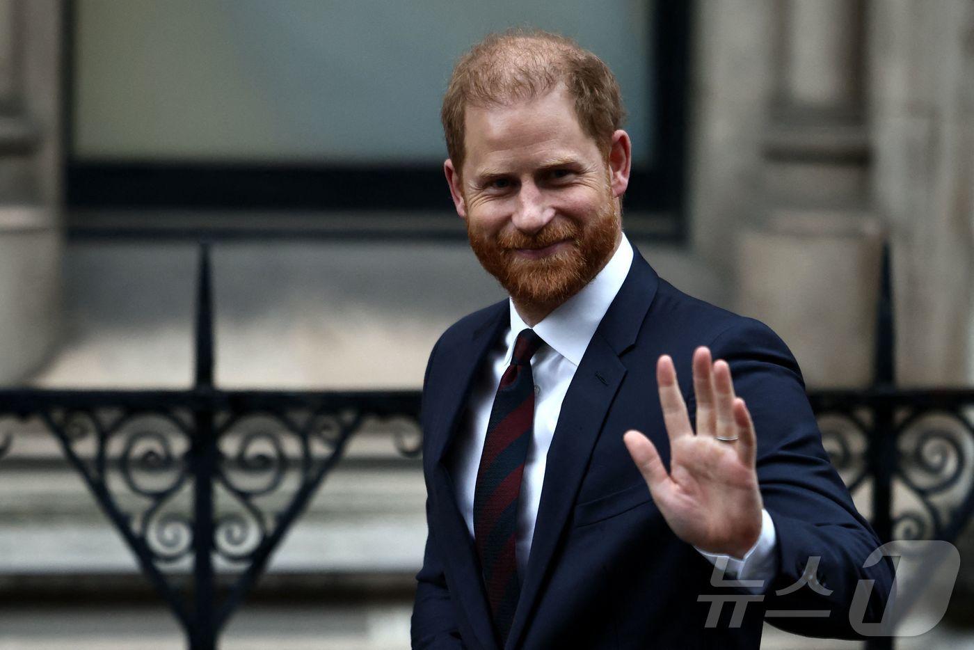 본문 이미지 - 21일(현지시간) 영국 해리 왕자가 런던 고등법원에서 열린 어소시에이티드 뉴스페이퍼스 상대 소송 재판이 끝난 후 법원을 나서고 있다. 2026.01.21. ⓒ AFP=뉴스1 ⓒ News1 윤다정 기자