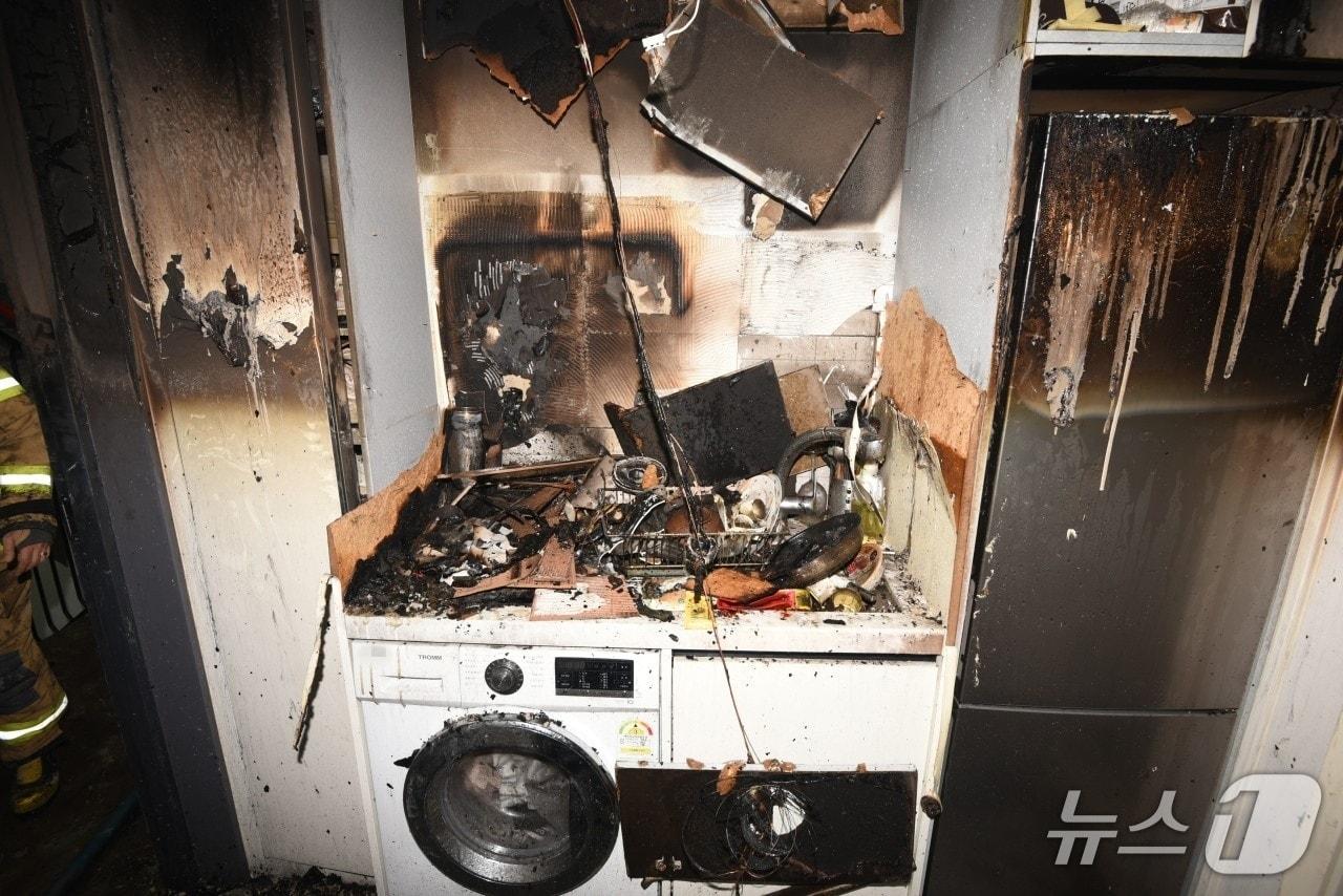 본문 이미지 - 21일 오후 6시33분께 대전 동구 용전동의 한 5층 다가구주택 2층에서 불이 나 32분 만에 꺼졌다.(대전소방본부 제공) /뉴스1