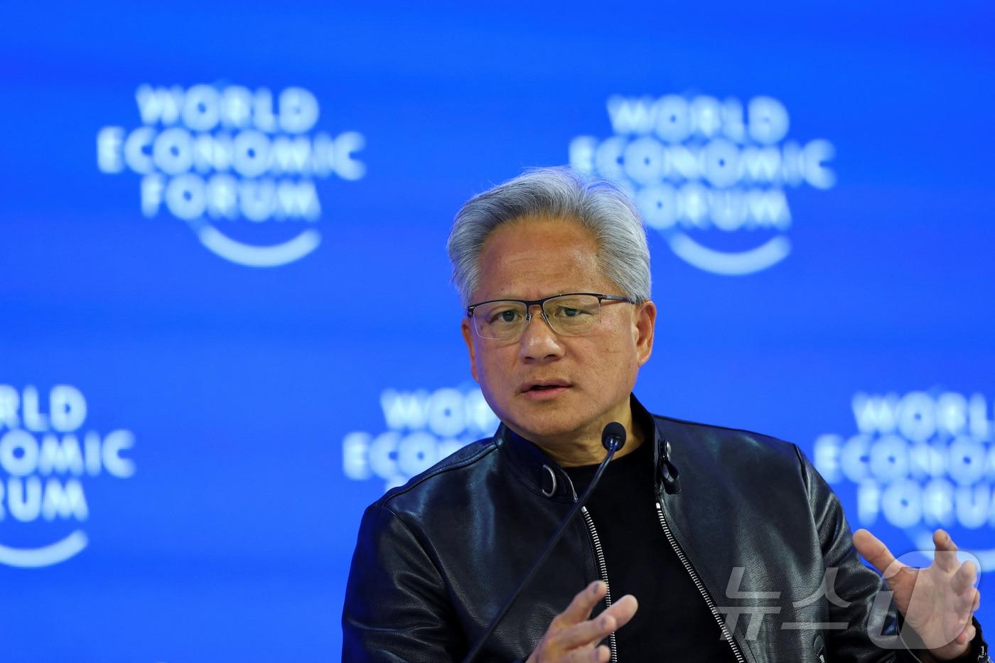 본문 이미지 - 21일(현지 시각) 젠슨 황 엔비디아 CEO가 다보스 포럼에 참석, 연설하고 있다. ⓒ 로이터=뉴스1 ⓒ News1 박형기 기자