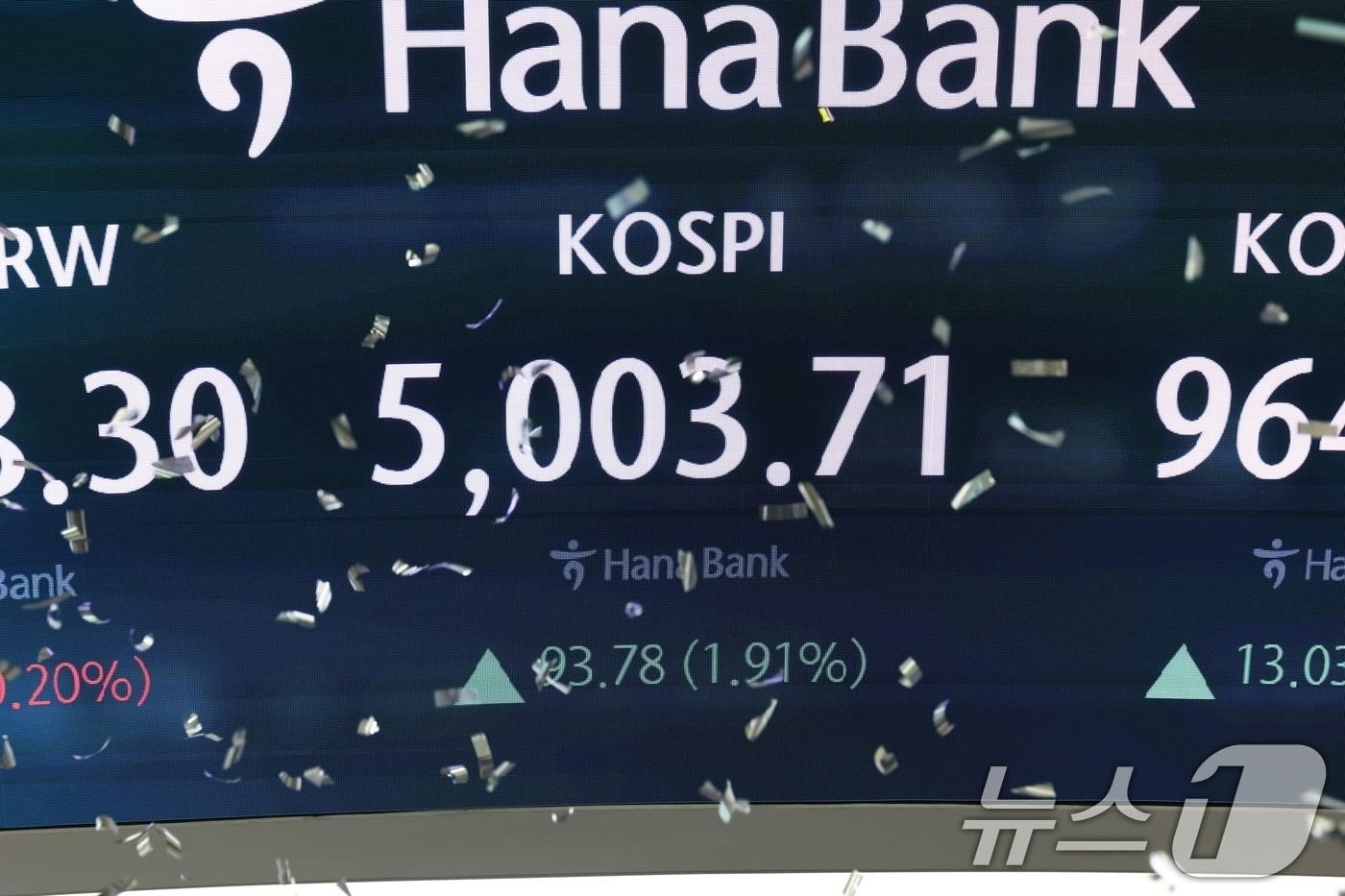 본문 이미지 - 22일 오전 서울 중구 하나은행 본점 딜링룸 현황판에 코스피 지수가 장중 5000p를 넘으며 시작하고 있다. 2026.1.22/뉴스1 ⓒ News1 최지환 기자