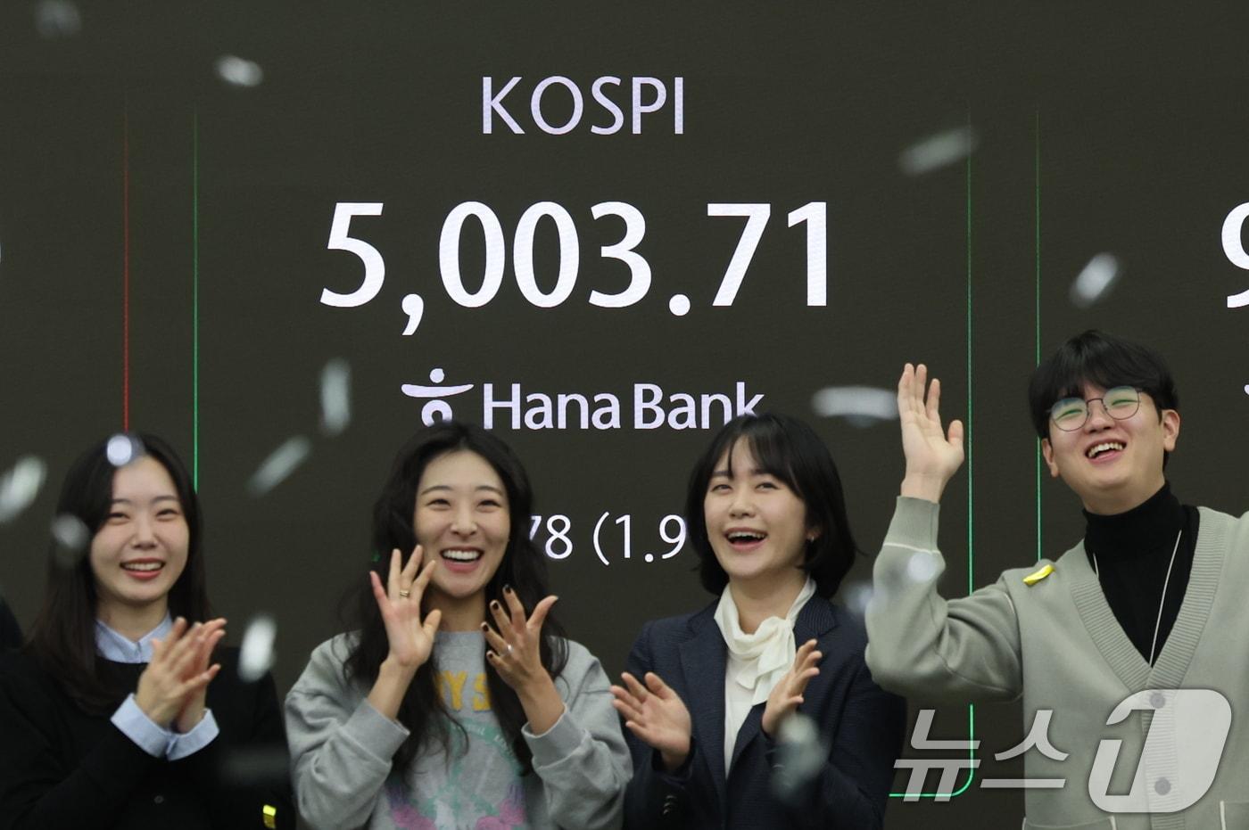 본문 이미지 - 22일 오전 서울 중구 하나은행 본점 딜링룸 현황판에 코스피 지수가 장중 5000p를 넘으며 개장하고 있다. 2026.1.22/뉴스1 ⓒ News1 박지혜 기자