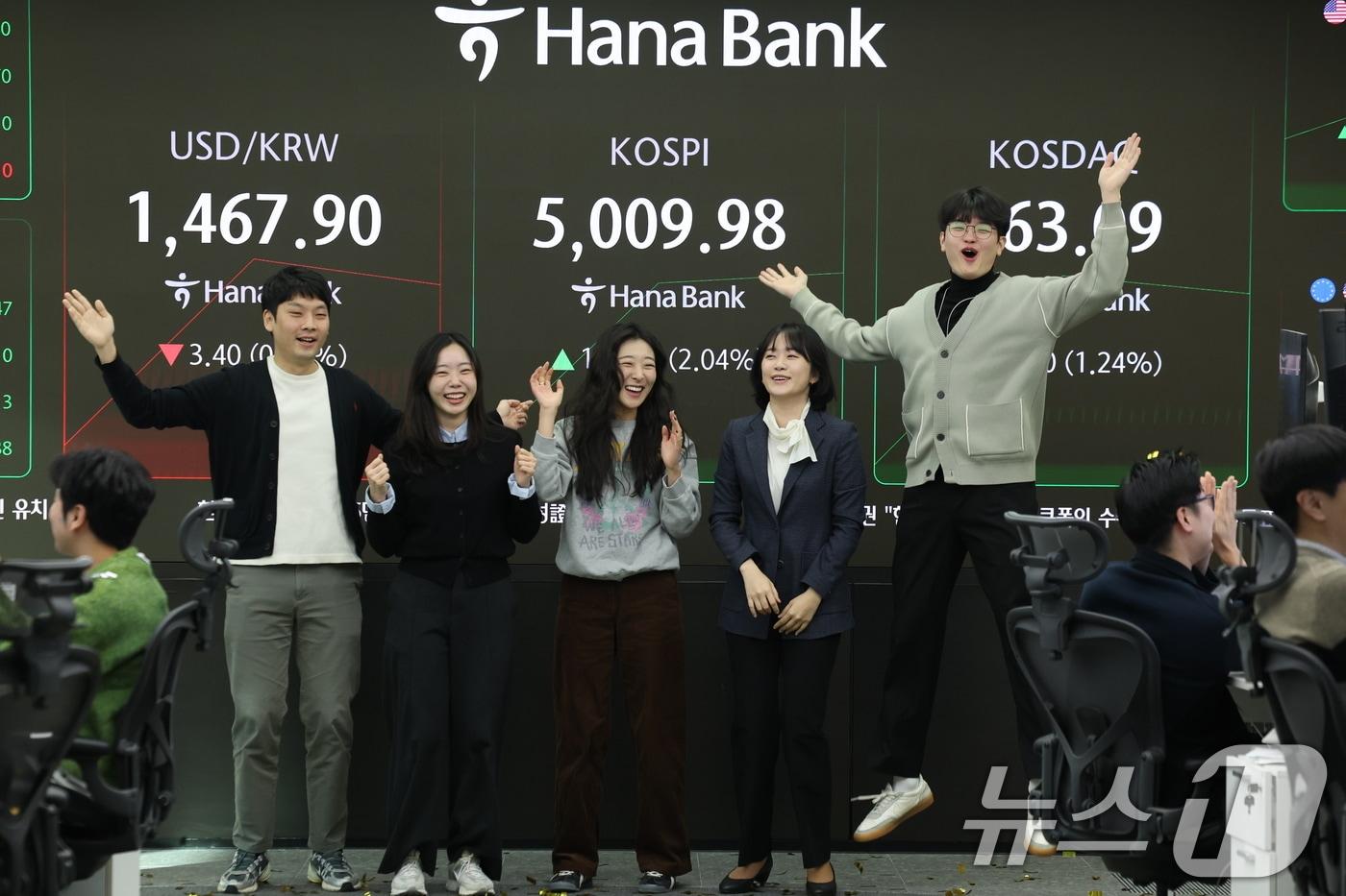 본문 이미지 - 22일 오전 서울 중구 하나은행 본점 딜링룸 현황판에 코스피 지수가 5000p를 넘으며 개장하고 있다. 2026.1.22/뉴스1 ⓒ News1 박지혜 기자