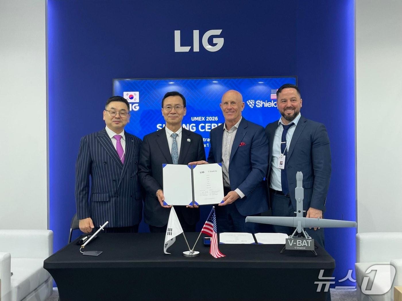 본문 이미지 - 21일 LIG넥스원와 쉴드 AI 주요 관계자들이 UAE 아부다비에서 열린 무인·자율 시스템 전시회 ‘UMEX 2026에서 계약기념 행사 후 사진을 촬영하고 있다.  (왼쪽부터) 구본상 LIG 회장, 신익현 LIG넥스원 대표, 밥 하워드(Bob Harward) 쉴드 AI 수석 부회장, 마이크 한린(Mike Hanlin) 쉴드 AI 글로벌 전략 및 사업개발 총괄. (LIG넥스원 제공)