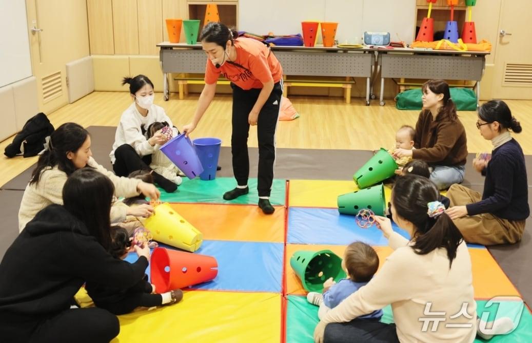 본문 이미지 - 롯데백화점 대구점 10층 문화센터에서 열린 '스페셜 까꿍짐' 강좌를 찾은 고객들이 수업을 받고 있다.(롯데백화점 제공, 재판매 및 DB 금지)