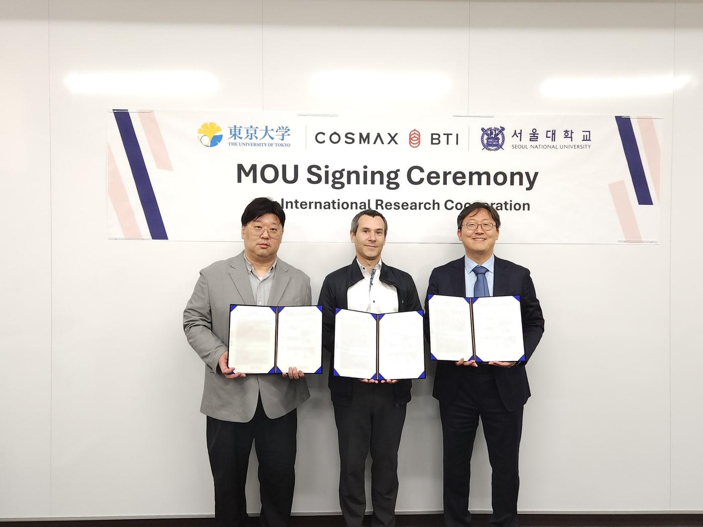 본문 이미지 - 일본 도쿄대학교에서 열린 코스맥스-도쿄대-서울대 업무협약식에서  (왼쪽부터)윤석균 코스맥스비티아이 R&I유닛 BI(Bio Innovation)랩장, 오라시오 카브랄 도쿄대학교 바이오 엔지니어링학과 교수, 이연 서울대학교 자연과학대학 화학부 교수가 기념촬영을 하고 있다.(코스맥스 제공)
