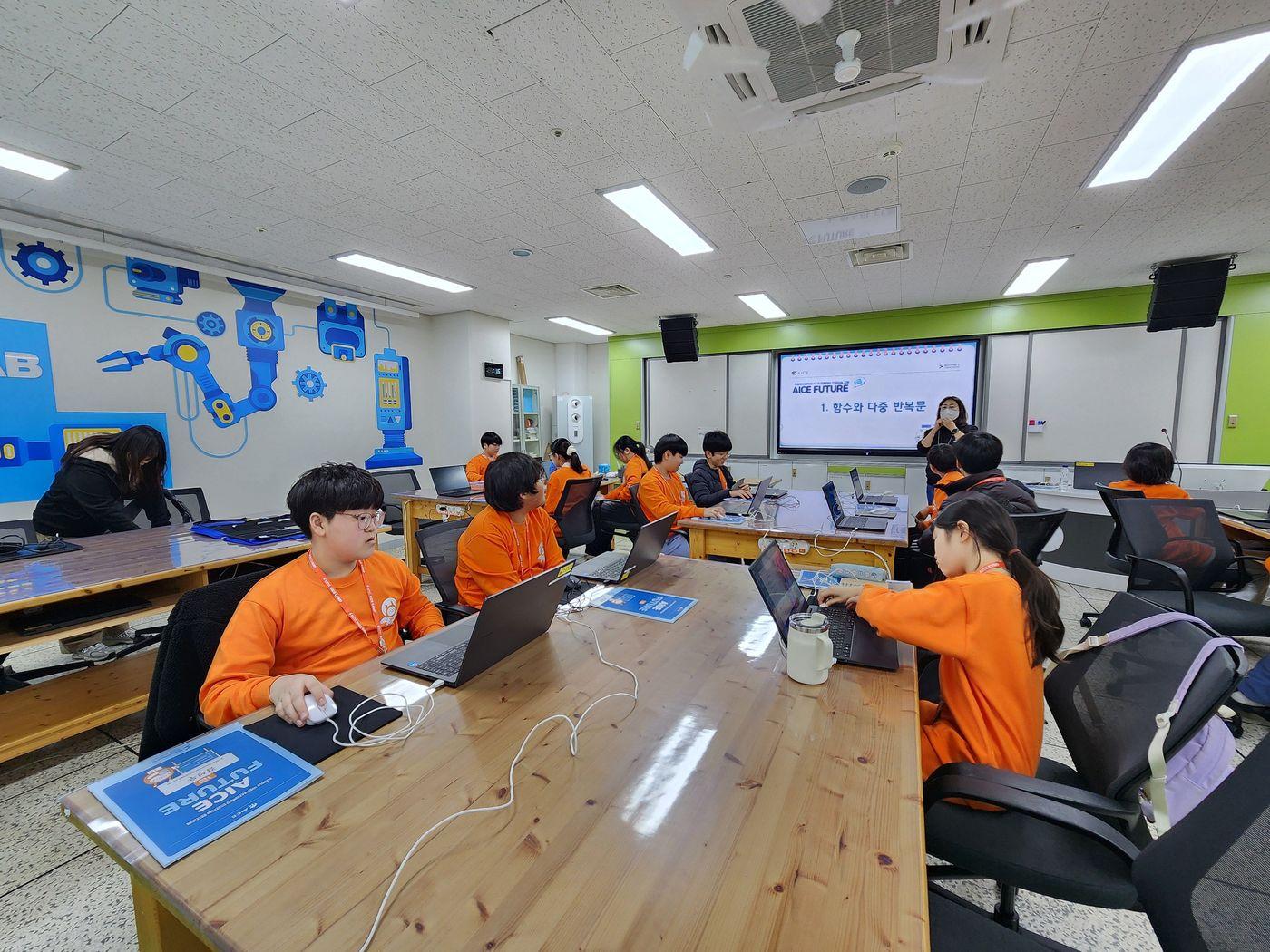 본문 이미지 - KT가 국립부산과학관과 함께 20일부터 22일까지 2박 3일간 부산 과학교육캠프관에서 인공지능(AI) 캠프를 열었다. (KT 제공)