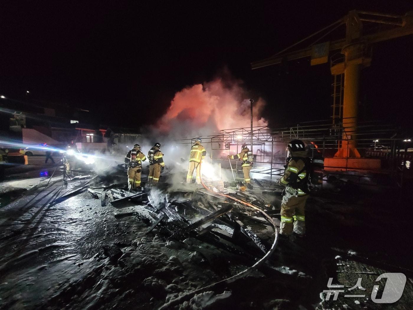본문 이미지 - 화재를 진화하고 있는 소방 대원들.(경남소방본부 제공. 재판매 및 DB금지)