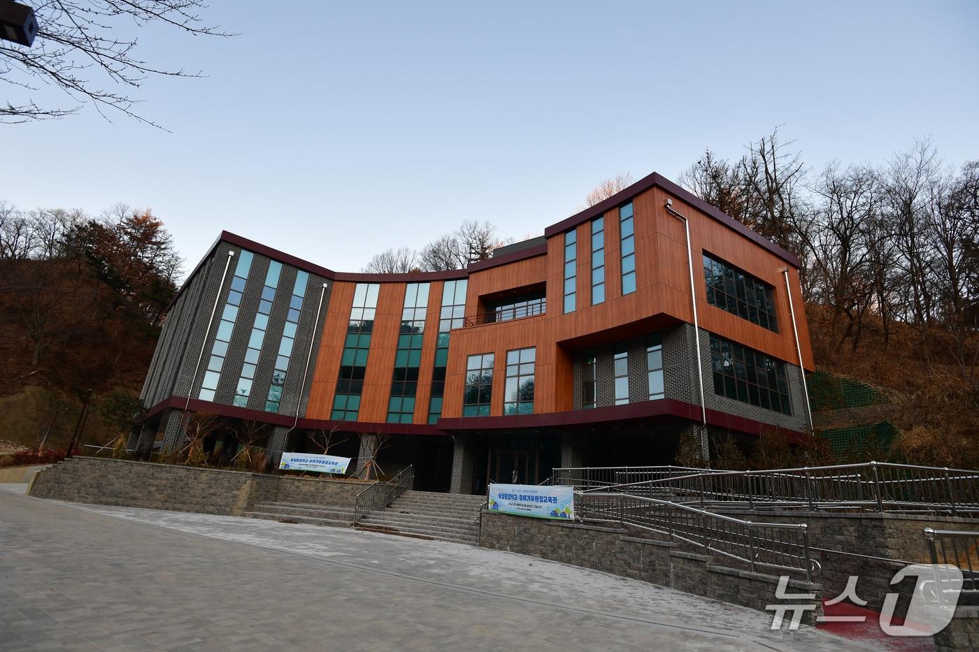 본문 이미지 - 22일 경북 포항시의 환경문제 등에 대응하고 시민들의 환경 역량 강화를 위해 조성 중인 포항환경학교가 3월 초 남구 연일읍 중명리 생태공원으로 이전한다. 사진은 연일읍 중명생태공원에 있는 신청사. 2026.1.22/ 뉴스1 최창호 기자