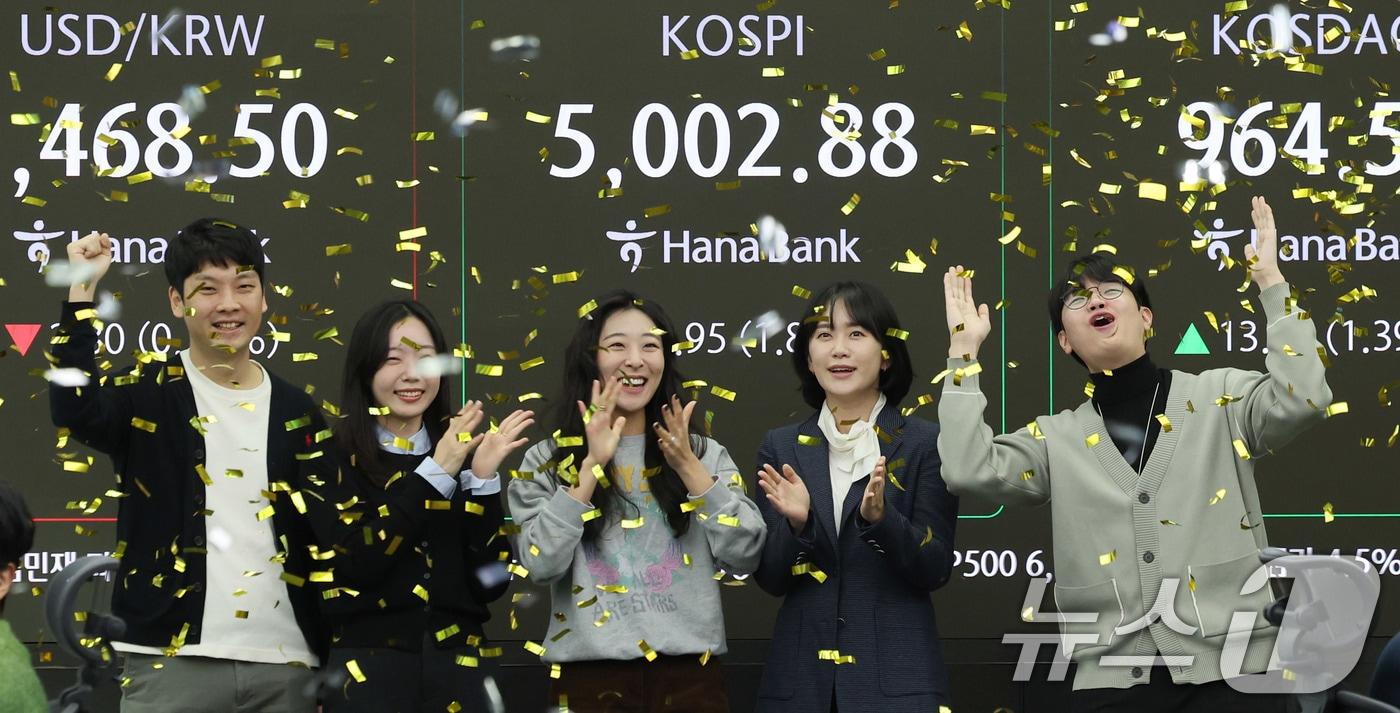 본문 이미지 - 22일 오전 서울 중구 하나은행 본점 딜링룸 현황판에 코스피 지수가 장중 5000p를 넘으며 개장하고 있다. 2026.1.22/뉴스1 ⓒ News1 박지혜 기자