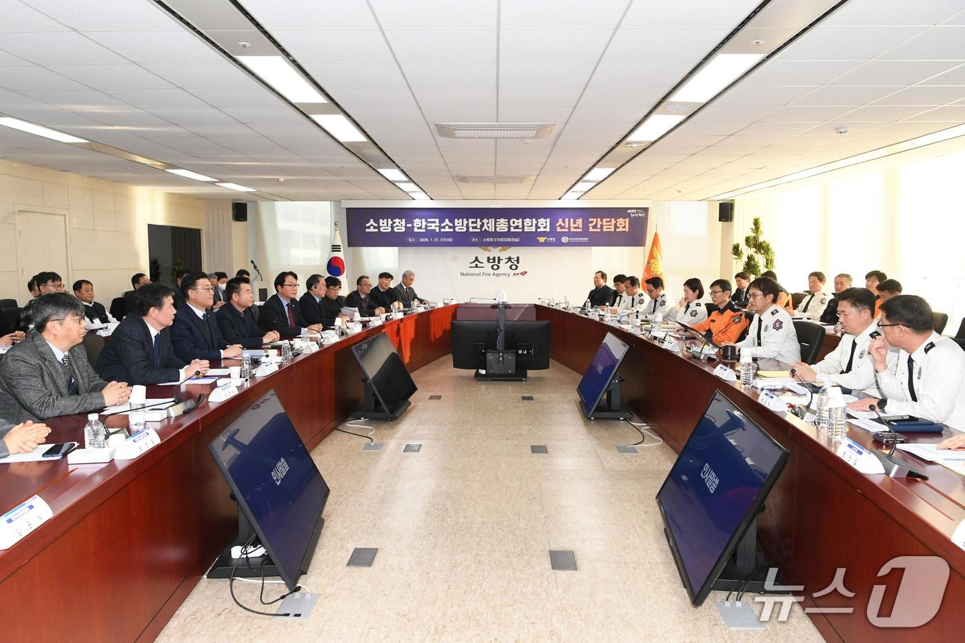 본문 이미지 - 김승룡 소방청장 직무대행이 한국소방단체총연합회 신년 간담회에서 발언하고 있다.(소방청 제공)