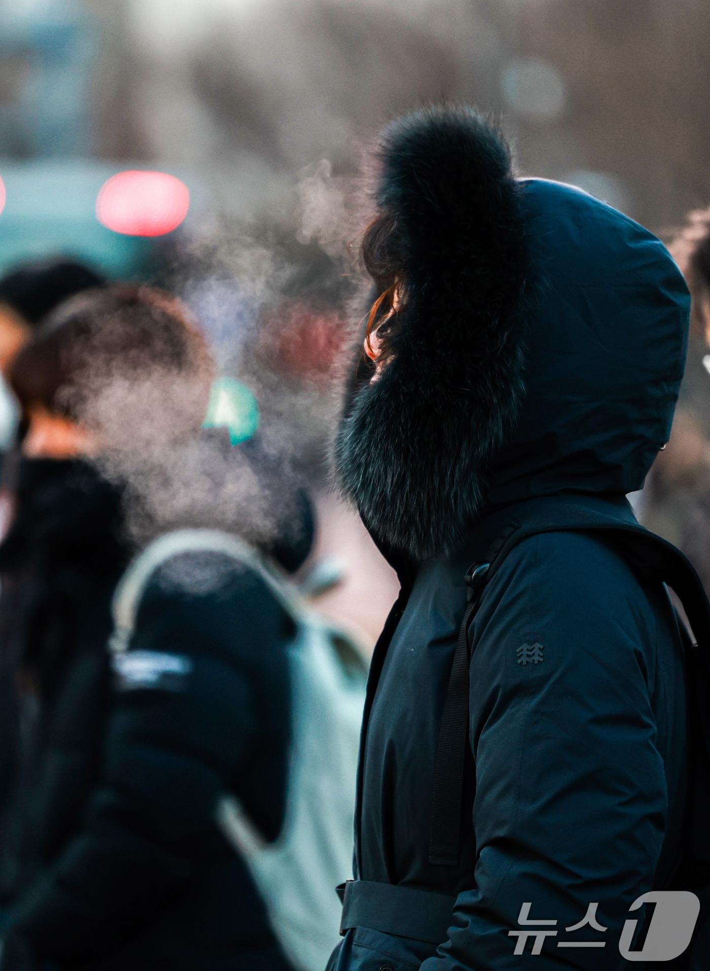 본문 이미지 - 연일 영하 10도 안팎의 매서운 한파가 이어진 22일  두터운 옷차림의 시민이 입김을 내뿜고 있다. 2026.1.22/뉴스1 ⓒ News1 이호윤 기자