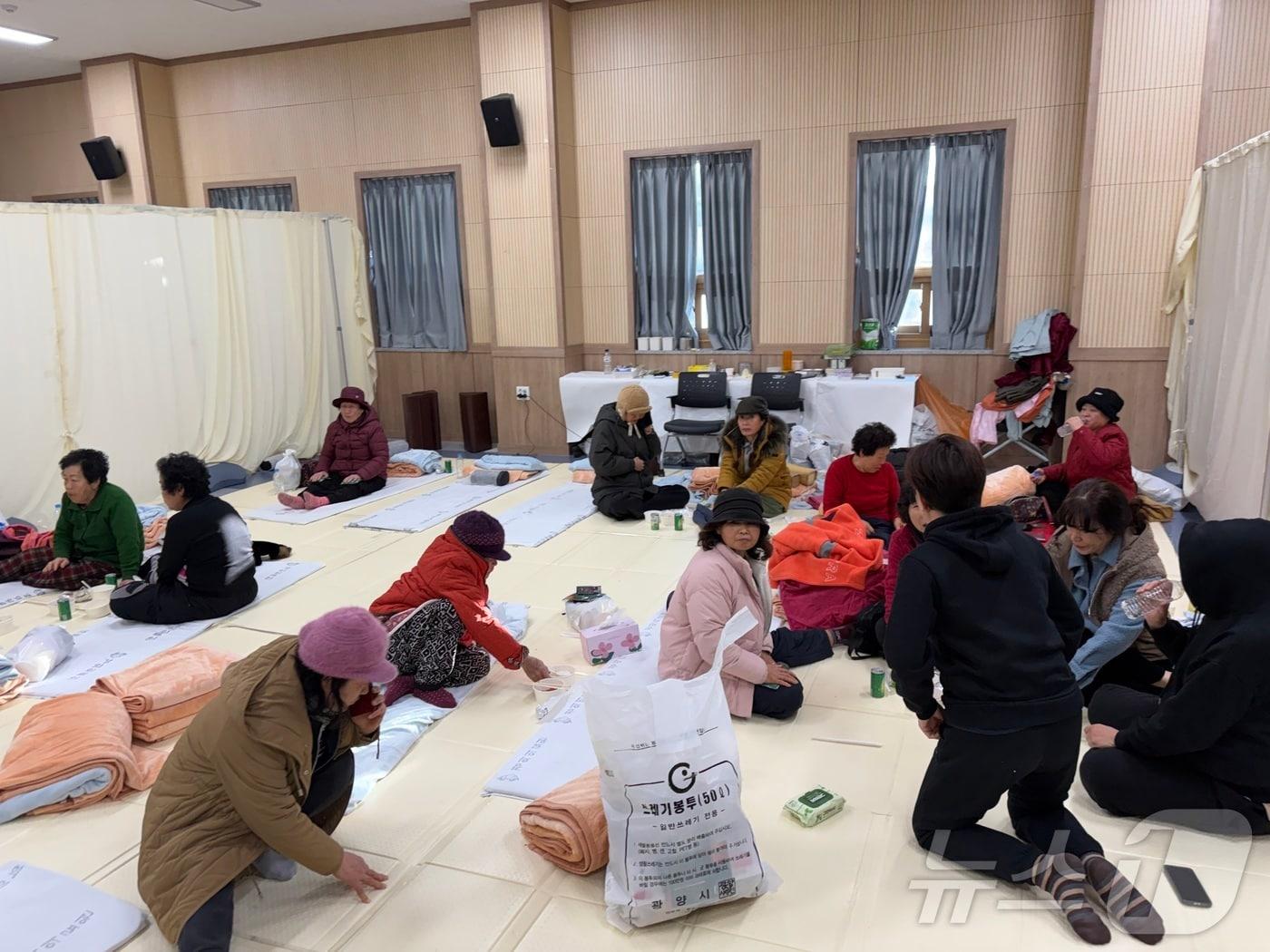 본문 이미지 - 22일 오전 9시 광양 산불로 인해 마련된 옥곡면사무소 임시 대피소에 주민들이 대피해있다. ⓒ News1 김성준 기자