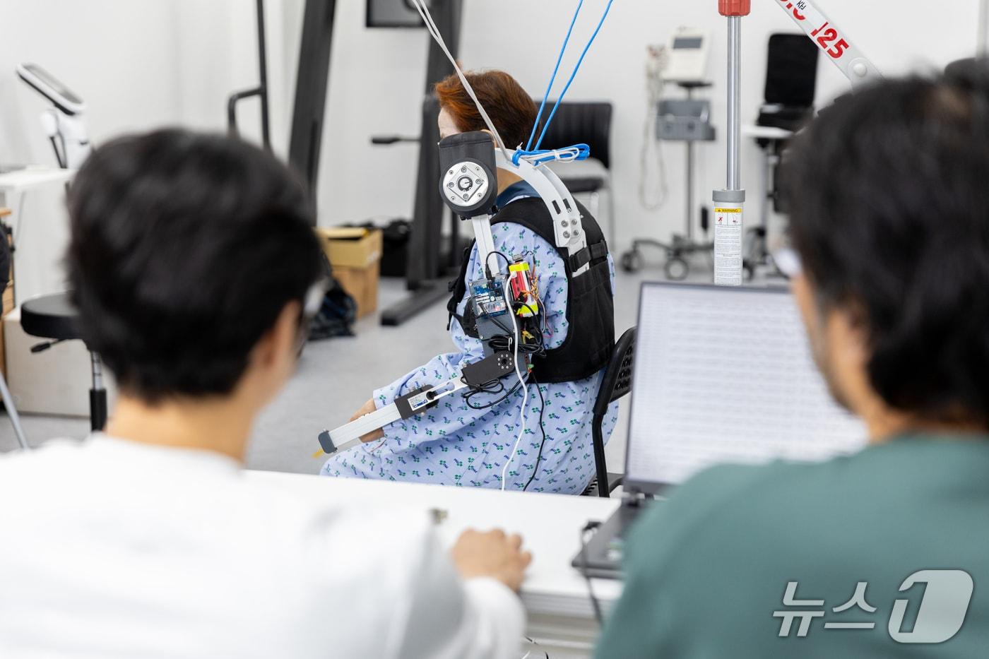 본문 이미지 - 환자가 직접 웨어러블 로봇을 착용하고 움직이는 상태에서 데이터를 측정해 분석하는 모습(ETRI 제공) /뉴스1