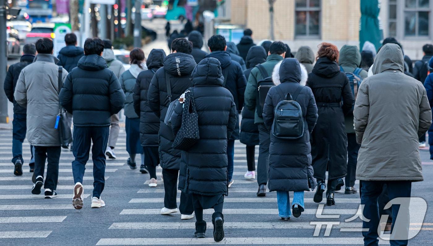 본문 이미지 - 두터운 옷차림의 시민들이 발걸음을 옮기고 있다.(사진은 기사 내용과 무관함) / 뉴스1 ⓒ News1
