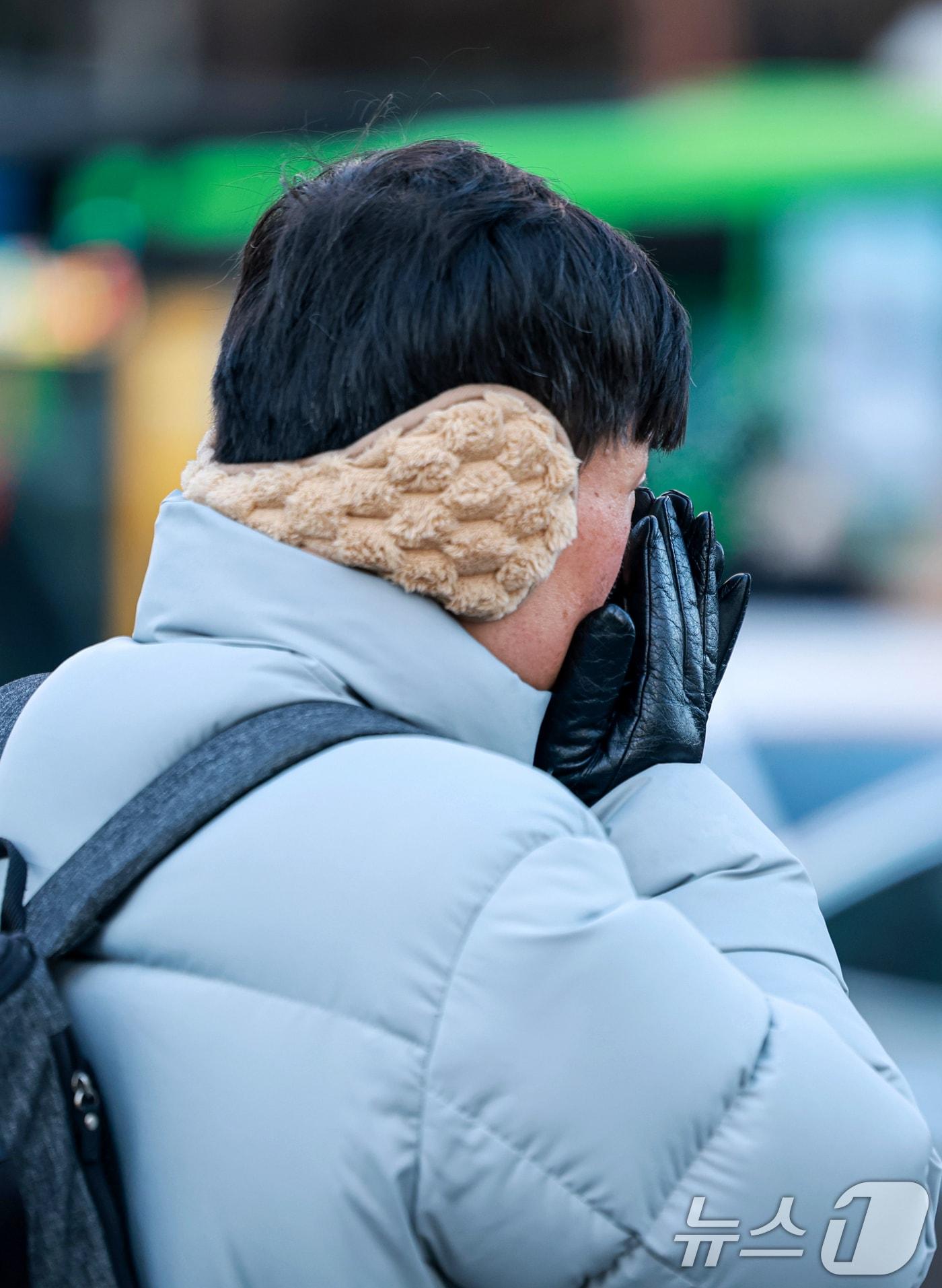 본문 이미지 - 연일 영하 10도 안팎의 매서운 한파가 이어진 22일 서울 종로구 세종대로사거리에서 두터운 옷차림의 시민이 입김으로 두 손을 녹이고 있다. 2026.1.22/뉴스1 ⓒ News1 이호윤 기자