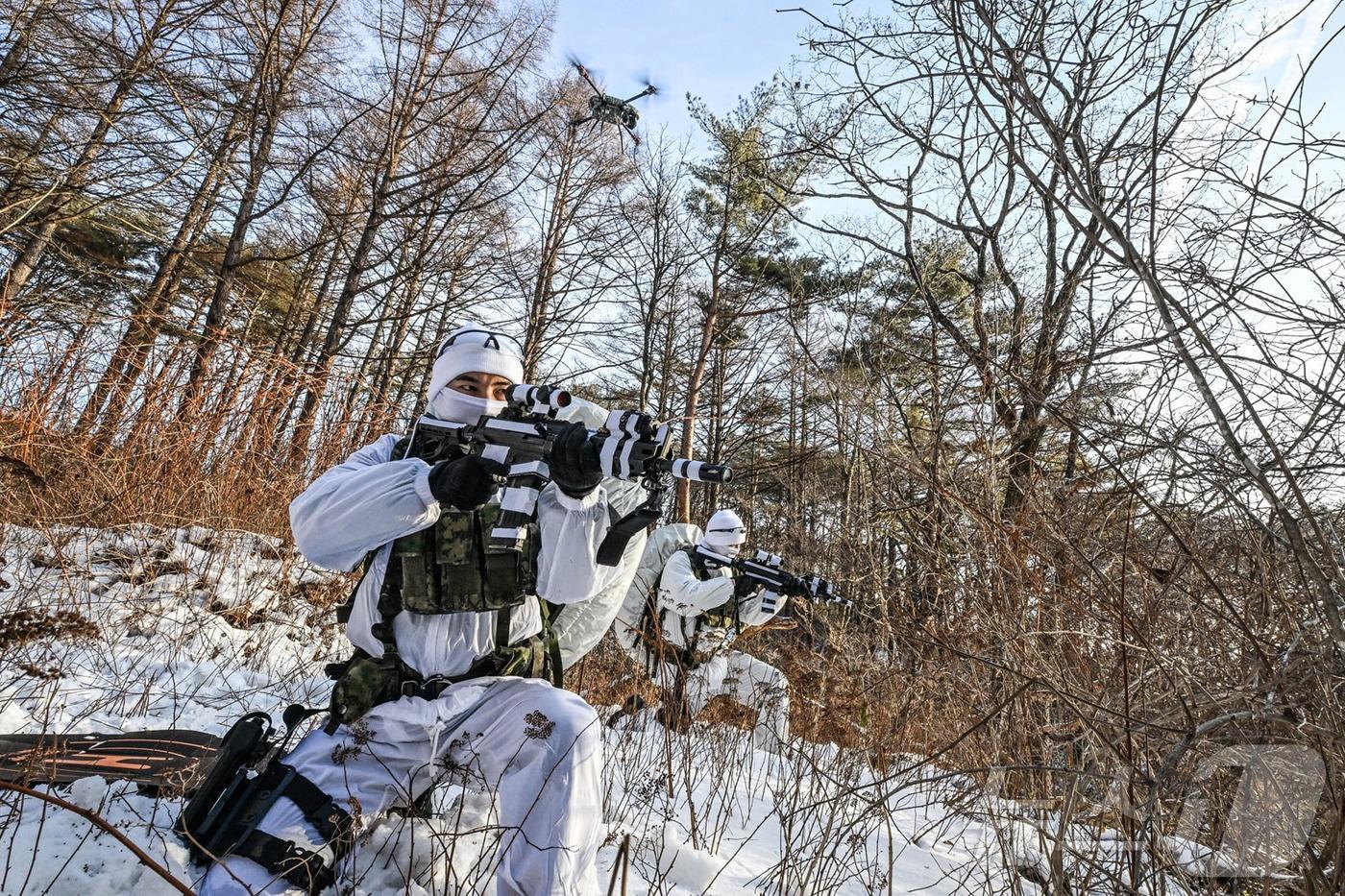 본문 이미지 - 육군 특전사 장병들이 설한지 극복훈련 간 적 후방침투 후 드론과 함께 정찰활동을 하는 모습. (육군 제공. 재판매 및 DB 금지) 2026.1.22/뉴스1