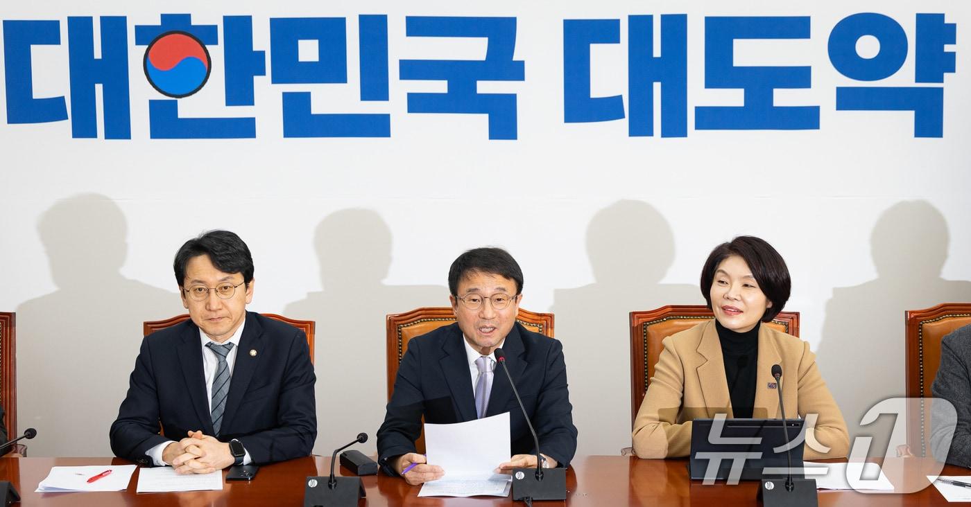 본문 이미지 - 한병도 더불어민주당 원내대표가 22일 서울 여의도 국회에서 열린 정책조정회의에서 모두 발언을 하고 있다. 2026.1.22/뉴스1 ⓒ News1 유승관 기자