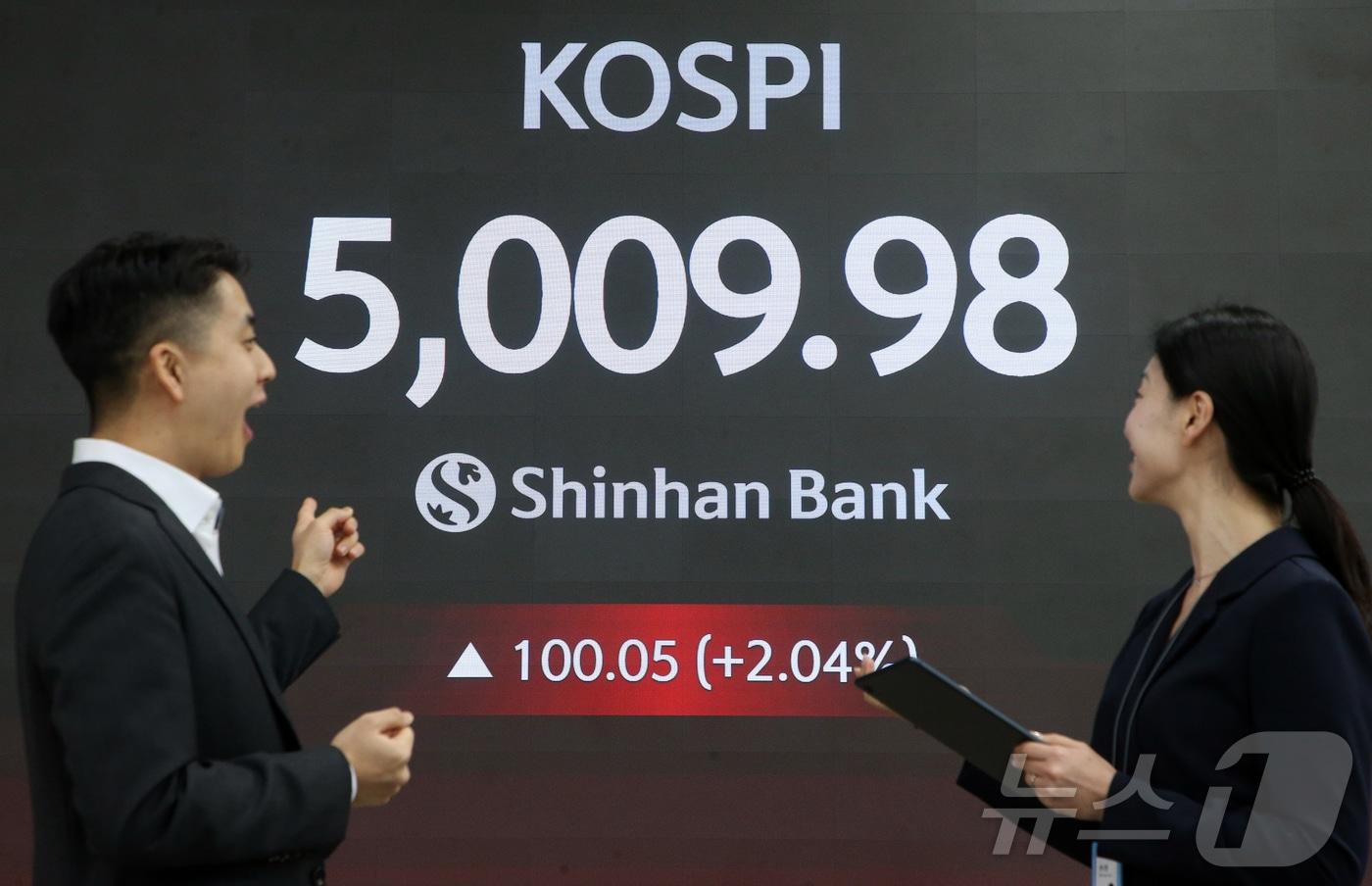 본문 이미지 - 22일 오전 서울 중구 신한은행 본점 로비에 전광판에 코스피지수가 장중 5000을 돌파하고 있다. (신한지주 제공. 재판매 및 DB 금지) 2026.1.22/뉴스1