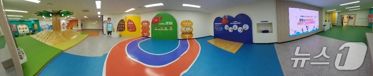 본문 이미지 - 경북 포항 북구보건소가 어린이들의 안전사고 예방 등을 위해 진행 중인 어린이건강체험관을 찾는 발길이 늘어나고 있다. (포항북구보건소제공, 재판매 및 DB금지) 2026.1.22/뉴스1