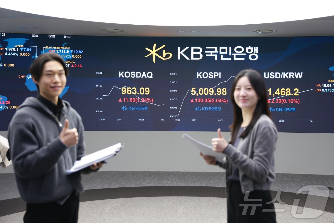 본문 이미지 - 22일 오전 서울 영등포구 KB국민은행 딜링룸 전광판에 코스피지수가 장중 5000을 돌파하고 있다. (KB국민은행 제공. 재판매 및 DB 금지) 2026.1.22/뉴스1