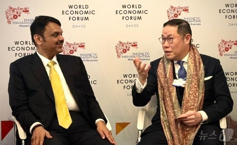 본문 이미지 - 조현상 HS효성 부회장이 다보스 포럼에 참석해 데벤드라 파드나비스 인도 마하라슈트라 주총리를 만나 인도시장 투자 계획에 대해 논의했다.(HS효성 제공) ⓒ News1 최동현 기자