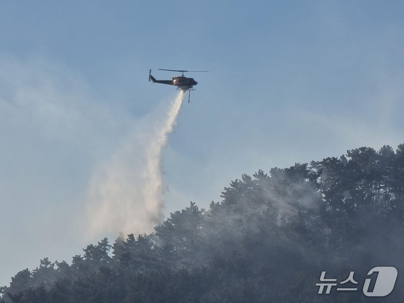 본문 이미지 - 소방 헬기가 산불 진화 작업을 하고 있다. 2026.01.22/뉴스1 ⓒ News1 임순택 기자