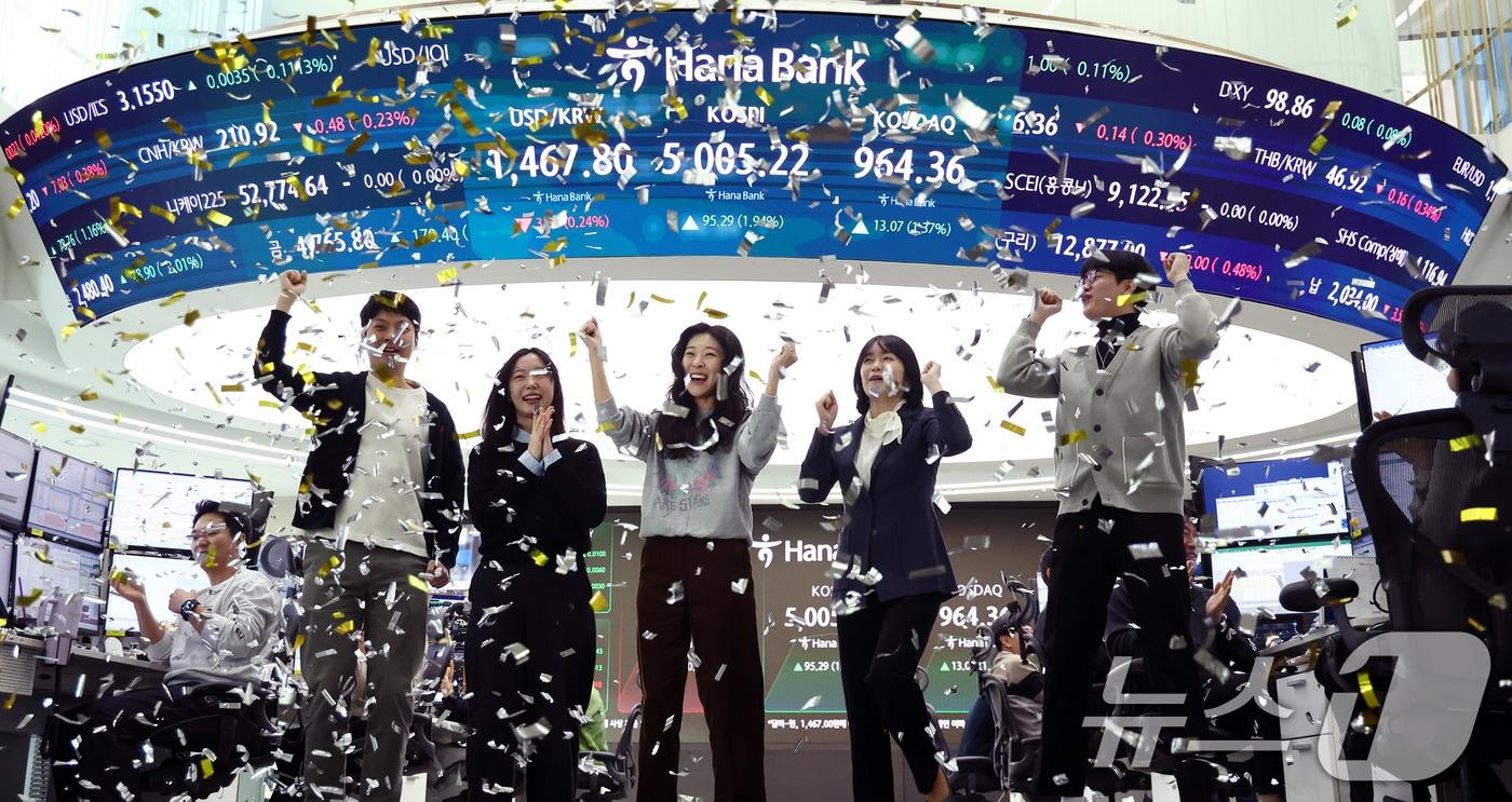 본문 이미지 - 22일 오전 서울 중구 하나은행 본점 딜링룸 현황판에 코스피 지수가 장중 5000p를 넘으며 개장하자 직원들이 환호하고 있다. ⓒ News1 박지혜 기자