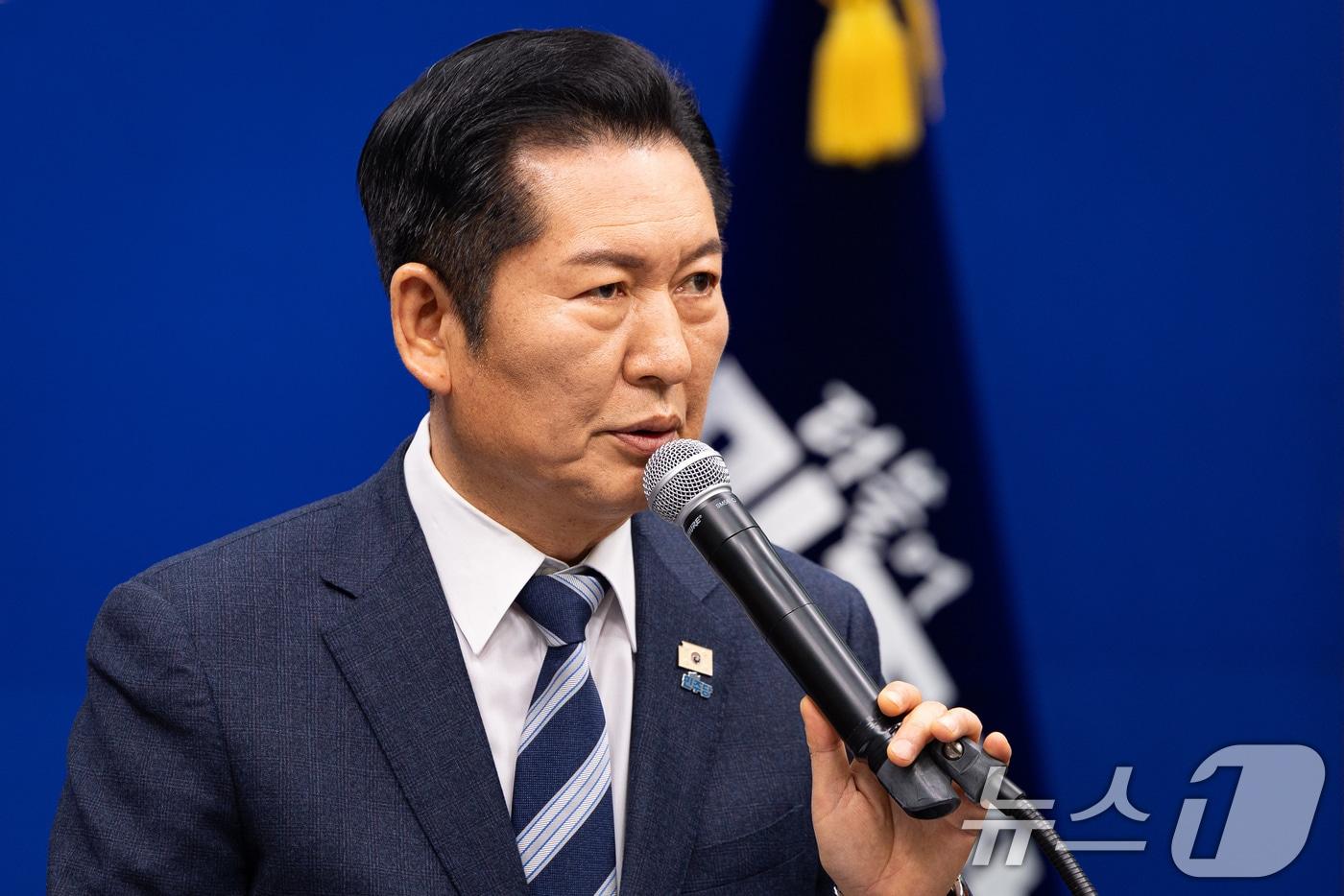 본문 이미지 - 정청래 더불어민주당 대표가 22일 서울 여의도 국회에서 긴급 기자회견을 열고 조국혁신당에게 합당을 제안하고 있다. 2026.1.22/뉴스1 ⓒ News1 유승관 기자