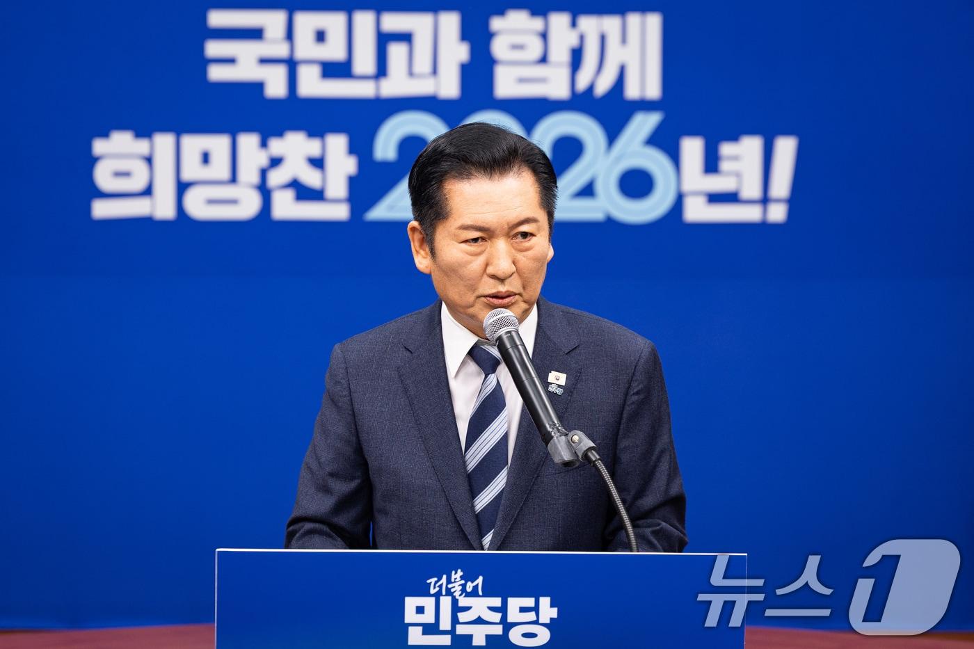 본문 이미지 - 정청래 더불어민주당 대표가 22일 서울 여의도 국회에서 긴급 기자회견을 열고 조국혁신당에게 합당을 제안하고 있다. 2026.1.22/뉴스1 ⓒ News1 유승관 기자