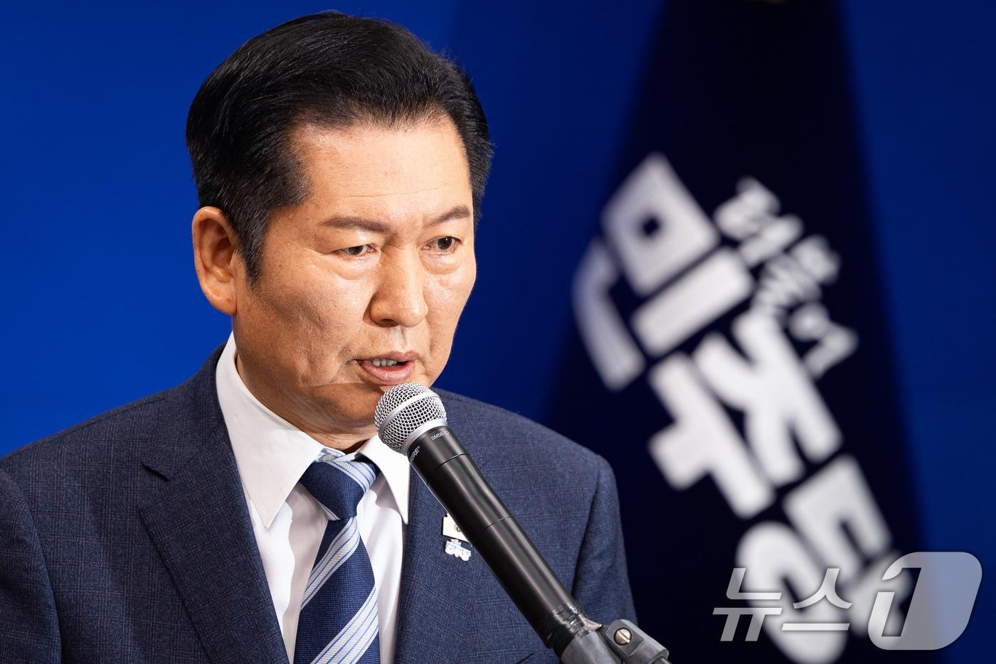 본문 이미지 - 정청래 더불어민주당 대표가 22일 서울 여의도 국회에서 긴급 기자회견을 열고 조국혁신당에게 합당을 제안하고 있다. 2026.1.22/뉴스1 ⓒ News1 유승관 기자