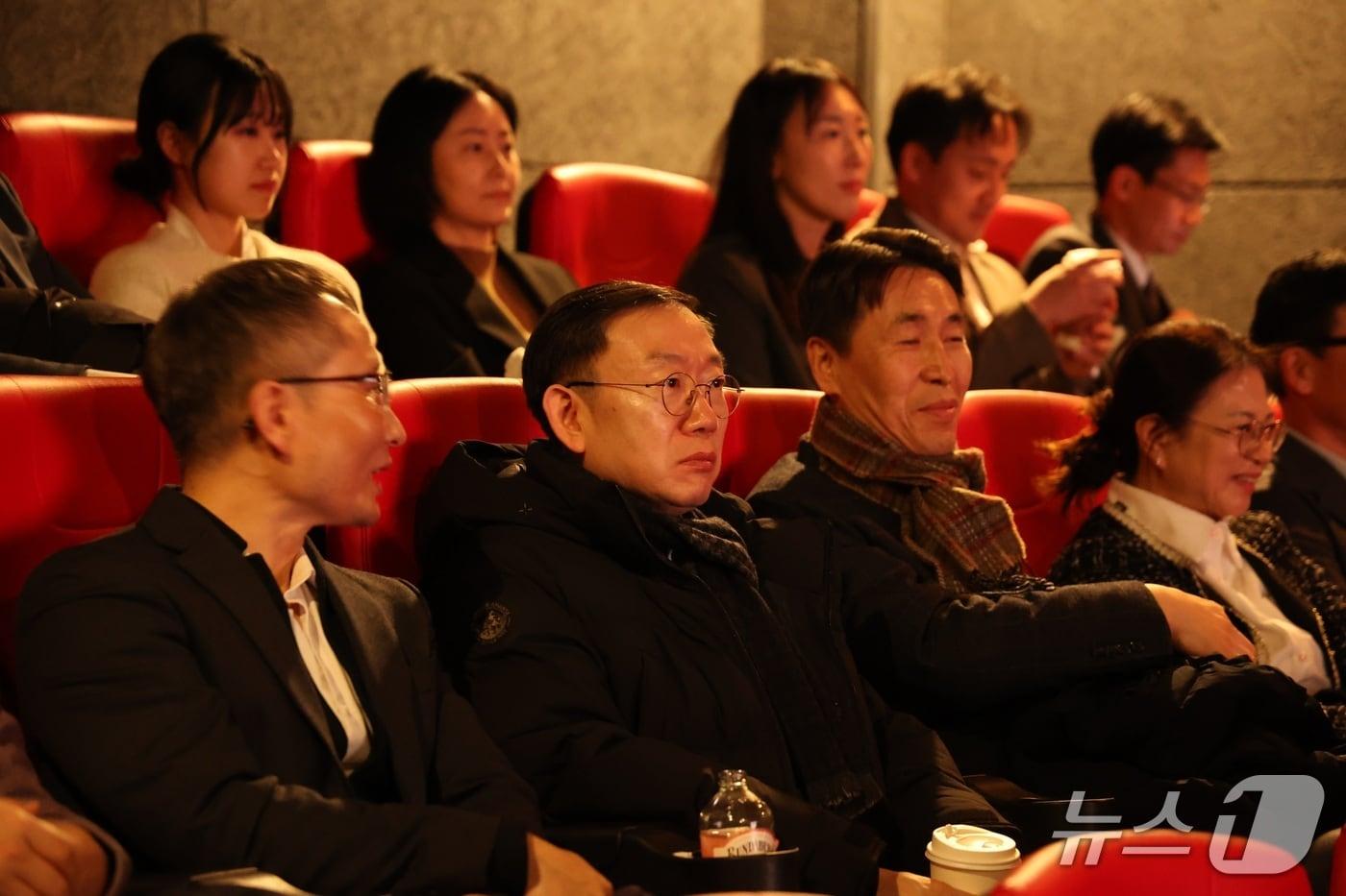 본문 이미지 - 이명구 관세청장(가운데)은 서울세관 수출입 현장 직원들과 함께 희귀질병으로 어려움을 겪는 환우와 가족들의 실화를 담은 영화 '슈가'를 관람했다. (관세청 제공.재판매 및 DB금지)/뉴스1