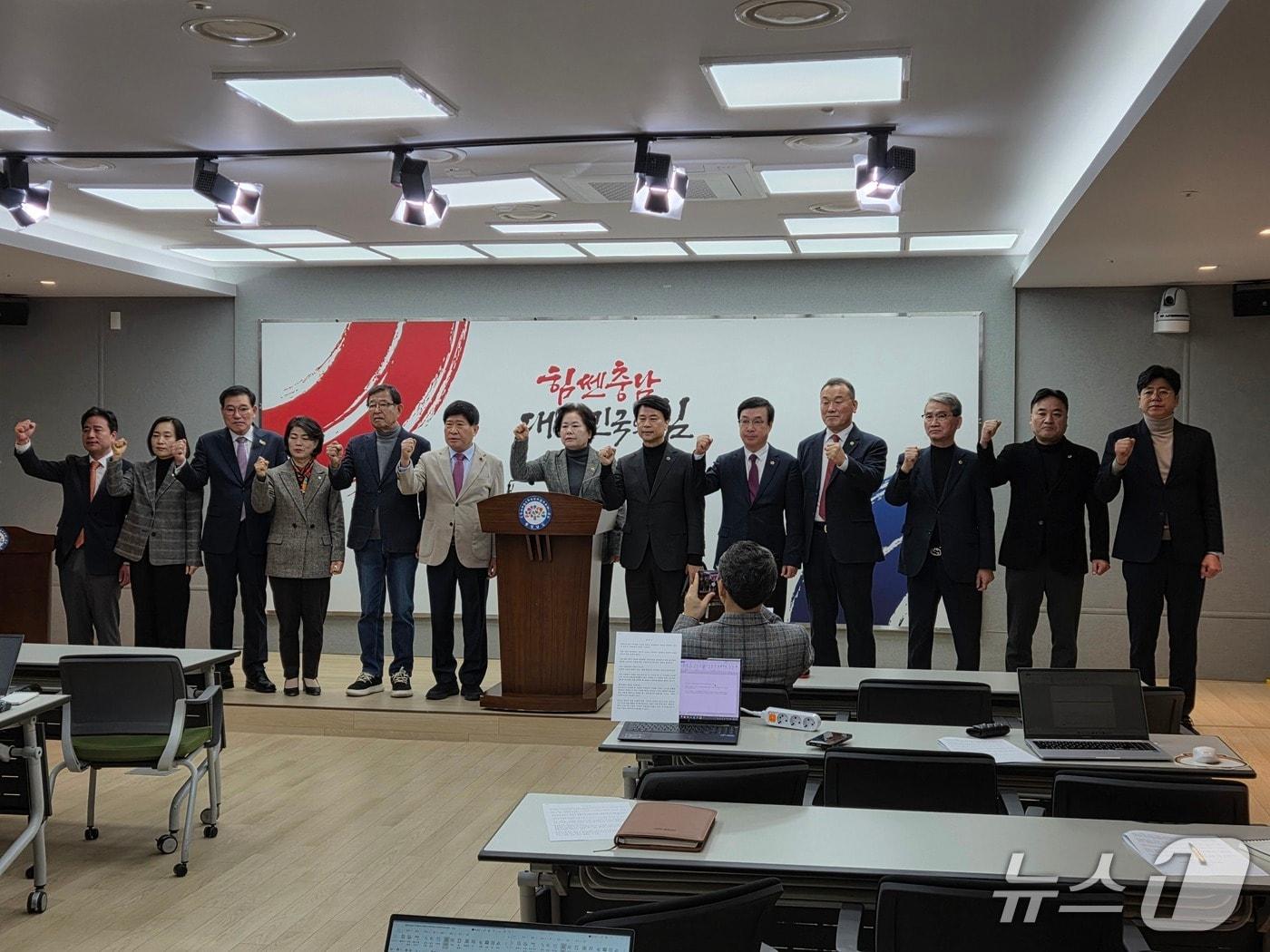본문 이미지 - 국민의힘 소속 도의원들이 도청 프레스센터를 찾아 정부의 대전·충남 행정통합 지원 방안에 반대 입장을 표명하고 있다. 2026.1.22/뉴스1