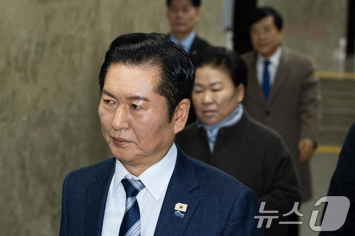 본문 이미지 - 정청래 더불어민주당 대표가 22일 서울 여의도 국회에서 열린 비공개 정책의원총회에 참석하고 있다. 2026.1.22/뉴스1 ⓒ News1 유승관 기자