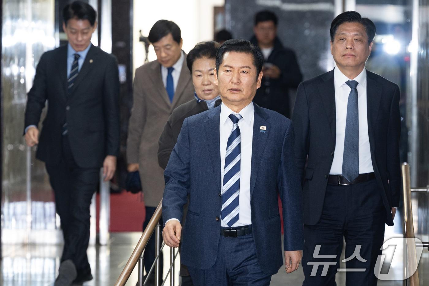 본문 이미지 - 정청래 더불어민주당 대표가 22일 서울 여의도 국회에서 열린 비공개 정책의원총회에 참석하고 있다. 2026.1.22/뉴스1 ⓒ News1 유승관 기자