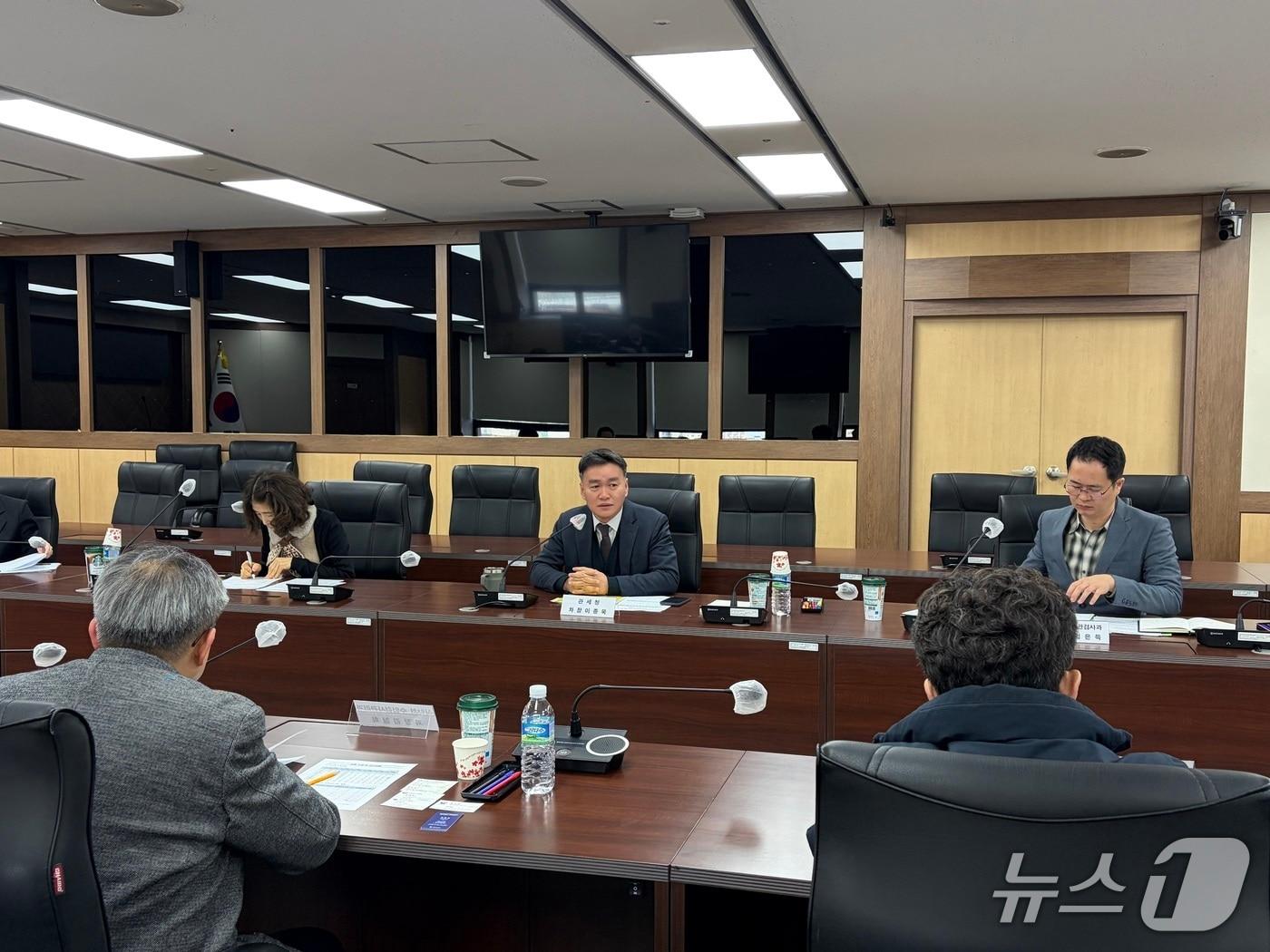 본문 이미지 - 이종욱 관세청 차장(가운데)이 21일 정부대전청사에서 불법 수입 양파 차단을 위한 관계기관 회의를 주재하고 있다. (관세청 제공.재판매 및 DB금지)/뉴스1