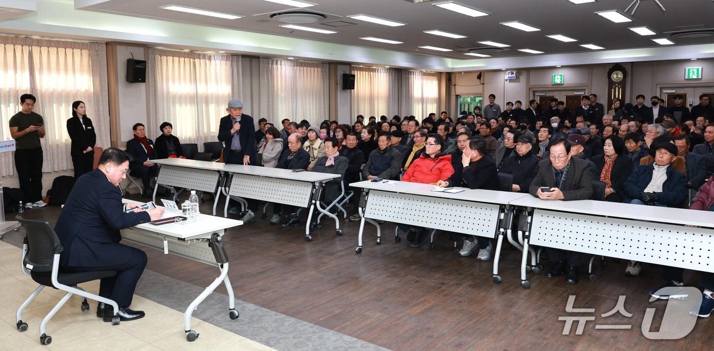 본문 이미지 - 정영철 영동군수가  '찾아가는 군민과의 대화' 를 주재하고 있다.(영동군 제공. 재판매 및 DB금지) /뉴스1