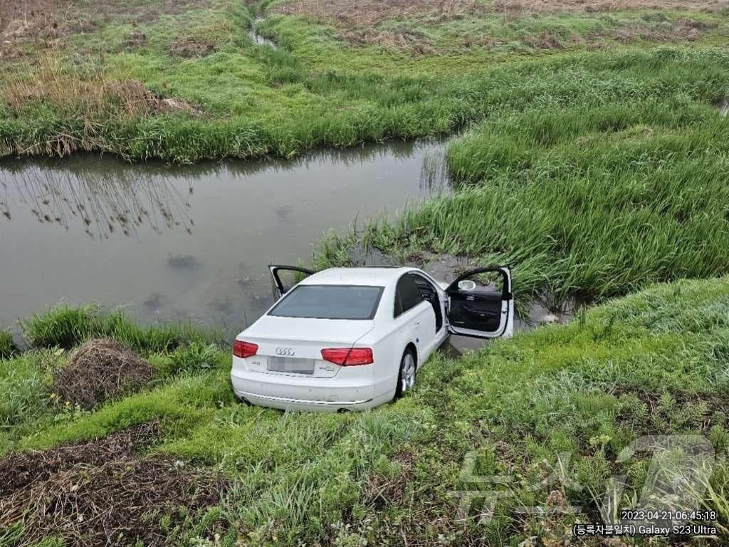 본문 이미지 - 전북경찰청이 보험사기를 위해 고가의 외제차를 양식장 등에 고의로 빠트린 일당을 붙잡았다고 밝힌 가운데 범행에 사용된 외제차.(전북경찰청 제공. 재판매 및 DB 금지) 2026.1.22/뉴스1 ⓒ News1 장수인 기자