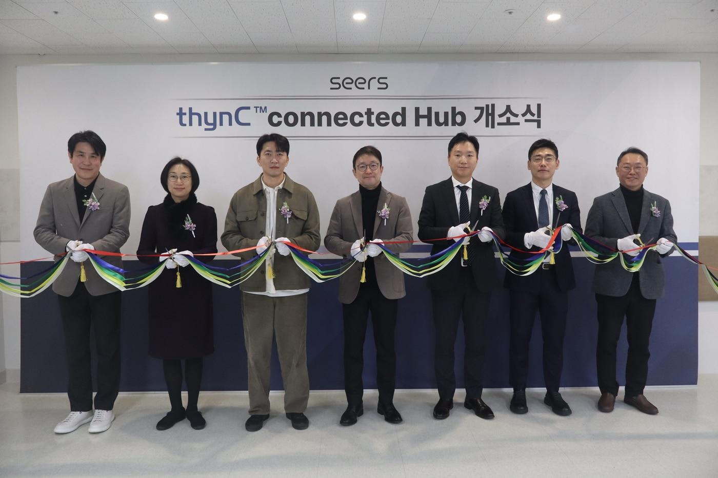 본문 이미지 - 씽크 커넥티드 허브(thynC Connected Hub) 개소식에서 이영신 대표(좌측 네번째)와 대웅제약 유창득 본부장(좌측 다섯번째) 등 대웅제약 및 스마트병동 솔루션 파트너사들이 커팅식을 갖고 기념촬영을 하고 있다. (씨어스테크놀로지 제공)