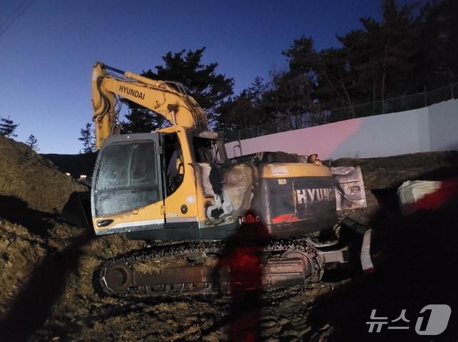 본문 이미지 - 양산 명동 공사현장서 굴착기 화재.(양산소방서 제공. 재판매 및 DB금지)