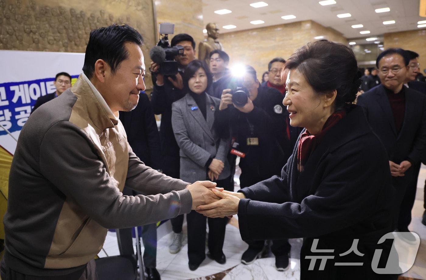 본문 이미지 - 박근혜 전 대통령이 22일 서울 여의도 국회 로텐더홀에서 쌍특검(통일교·민주당 공천 뇌물 특검)을 요구하며 8일째 단식 중인 장동혁 국민의힘 대표와 인사하고 있다. (공동취재) 2026.1.22/뉴스1 ⓒ News1 신웅수 기자