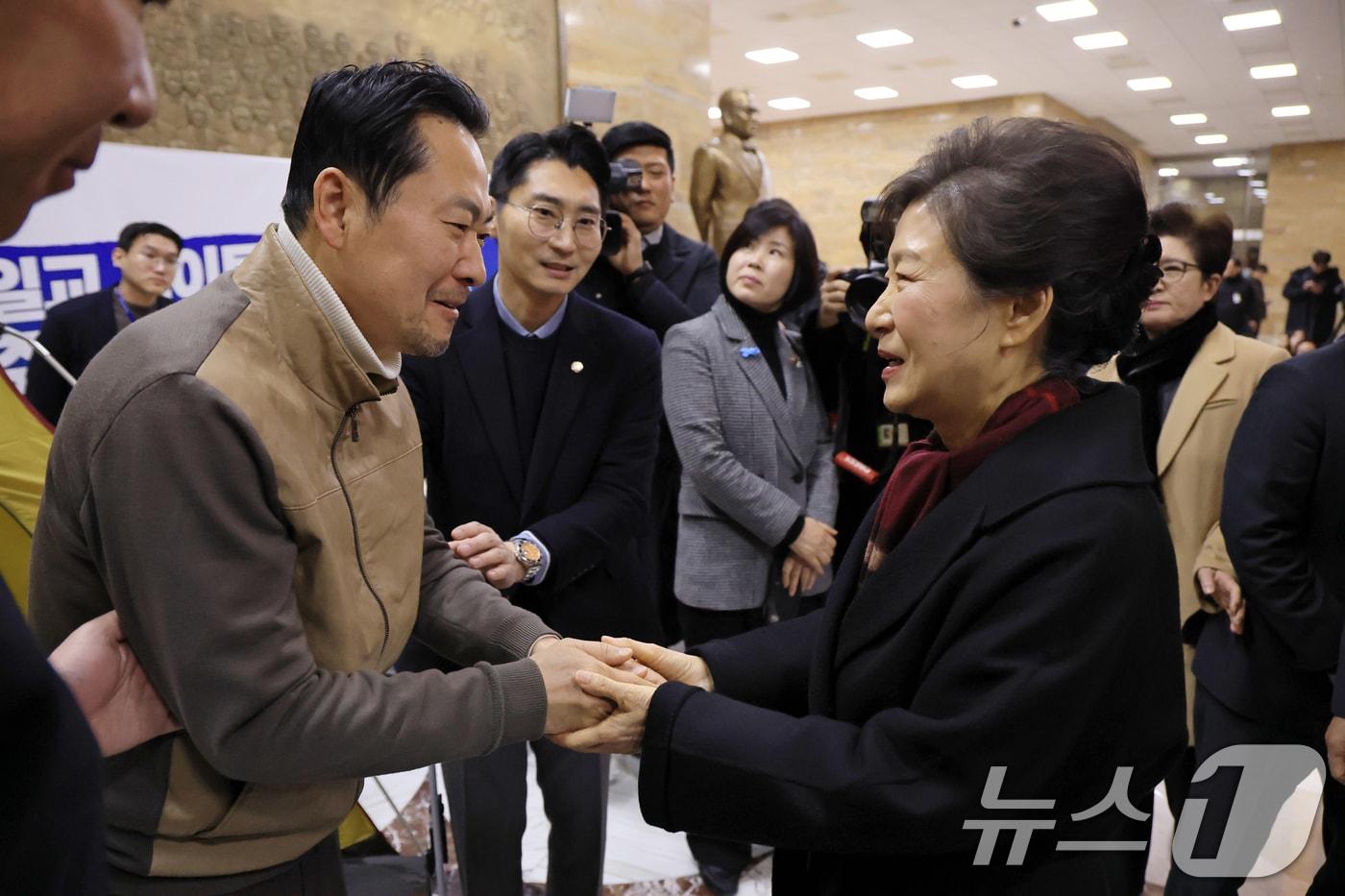 본문 이미지 - 22일 장동혁 국민의힘 대표(사진 왼쪽)와 박근혜 전 대통령(사진 오른쪽)이 국회에서 만나 악수하고 있다. ⓒ News1 신웅수 기자