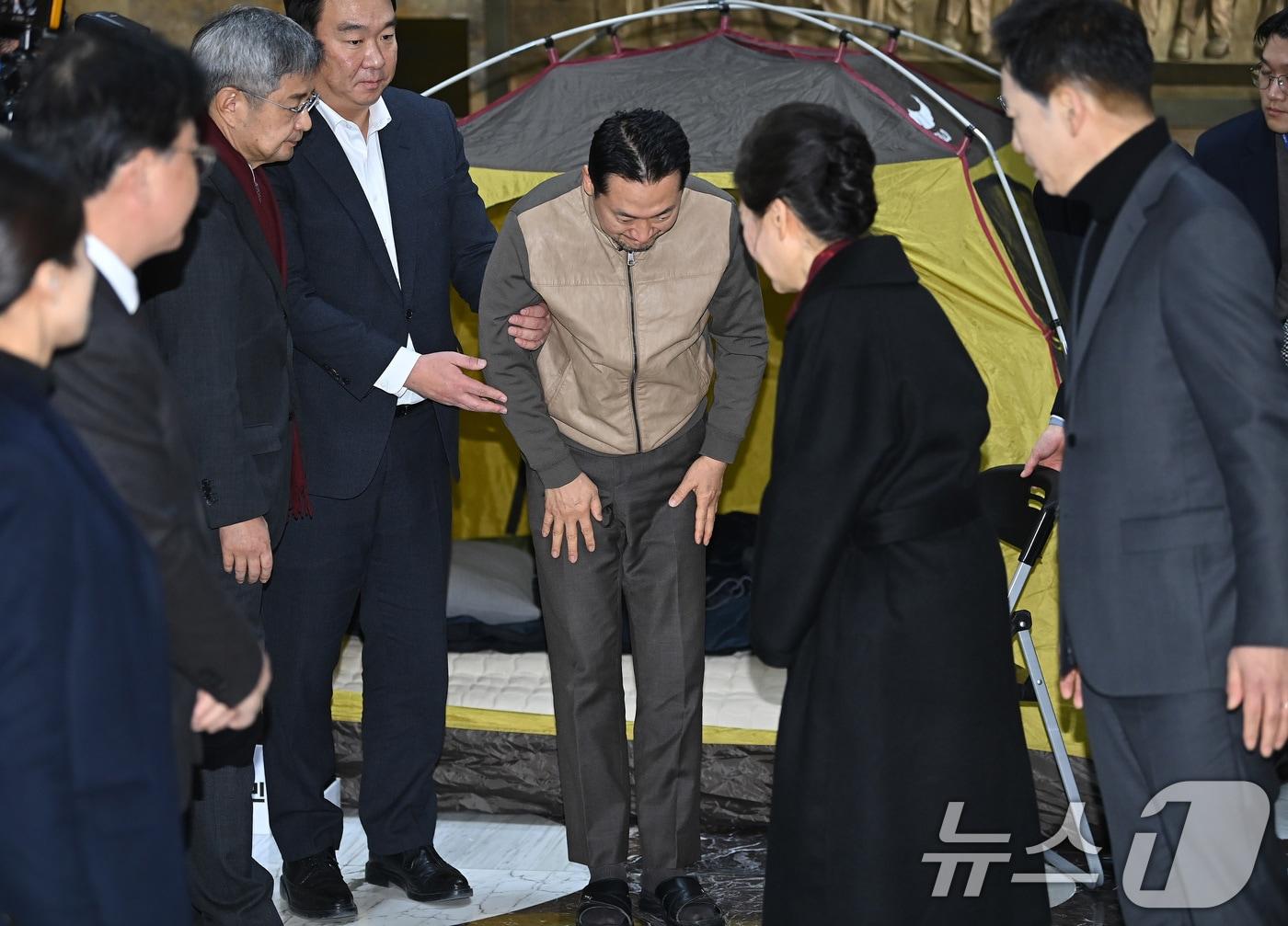 본문 이미지 - 박근혜 전 대통령이 22일 서울 여의도 국회 로텐더홀에서 쌍특검(통일교·민주당 공천 뇌물 특검)을 요구하며 8일째 단식 중인 장동혁 국민의힘 대표를 만나 인사하고 있다. 오른쪽은 박 전 대통령 최측근 유영하 의원. (공동취재) 2026.1.22/뉴스1 ⓒ News1 신웅수 기자